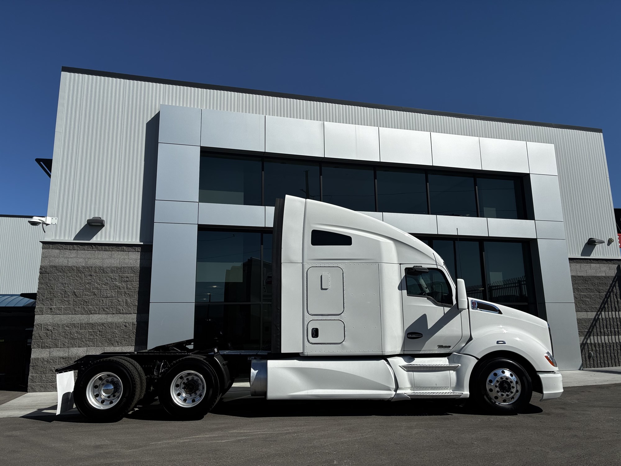 2021 Kenworth T680 in Las Vegas, NV, NV — photo 2