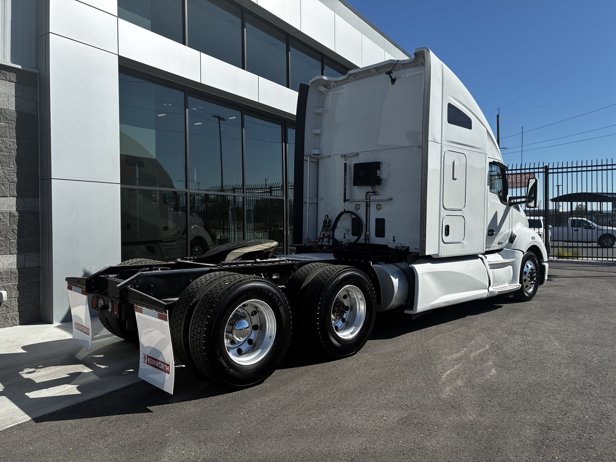 2021 Kenworth T680 in Las Vegas, NV, NV — photo 3