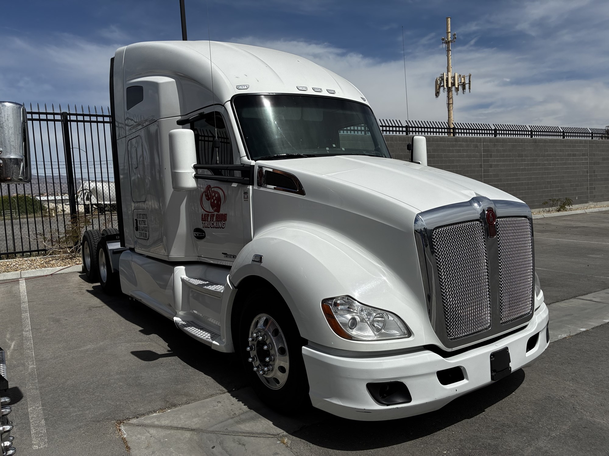 2021 Kenworth T680 2021 Kenworth T680 - image 1 of 4