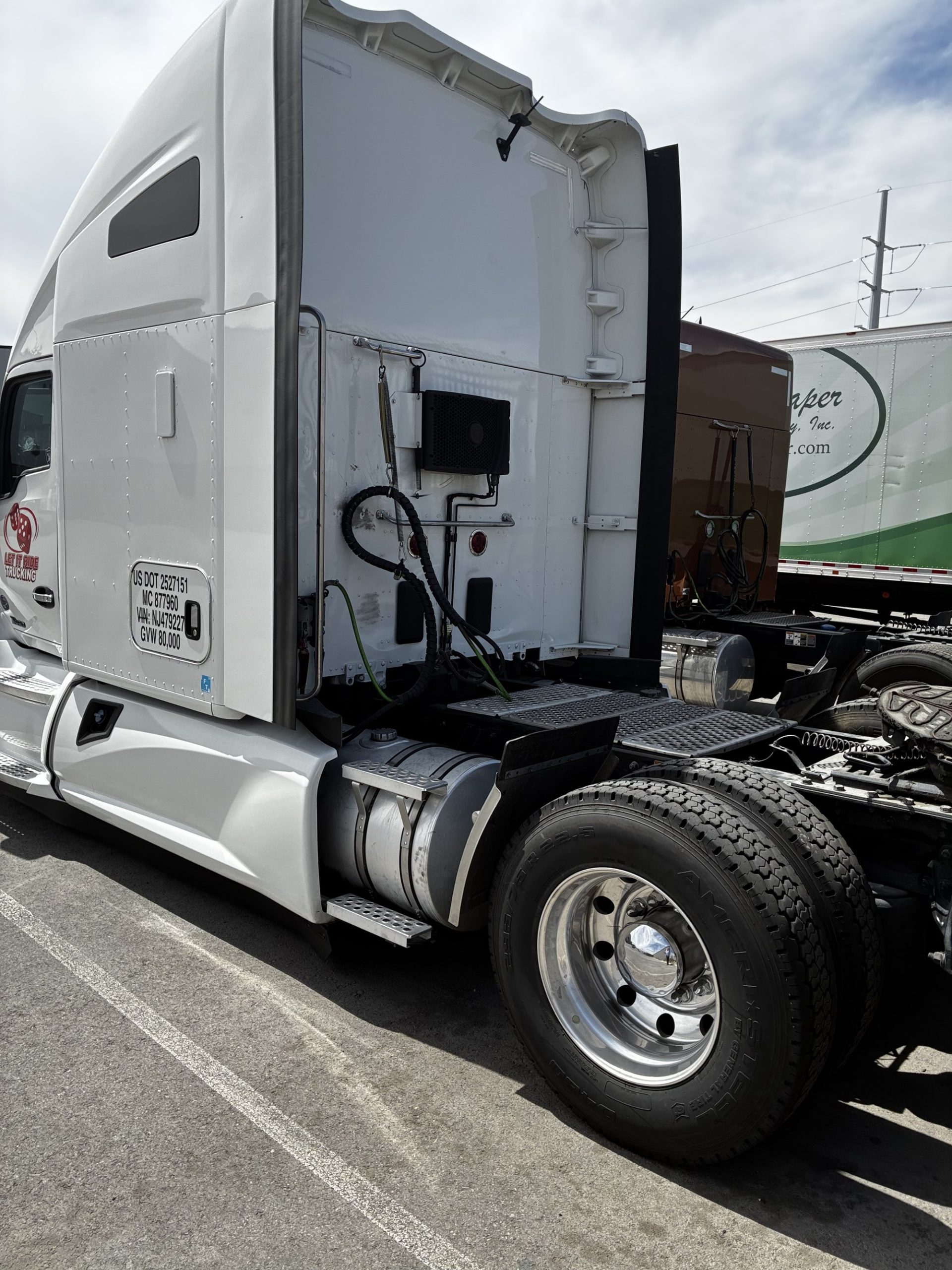 2021 Kenworth T680 2021 Kenworth T680 - image 2 of 4
