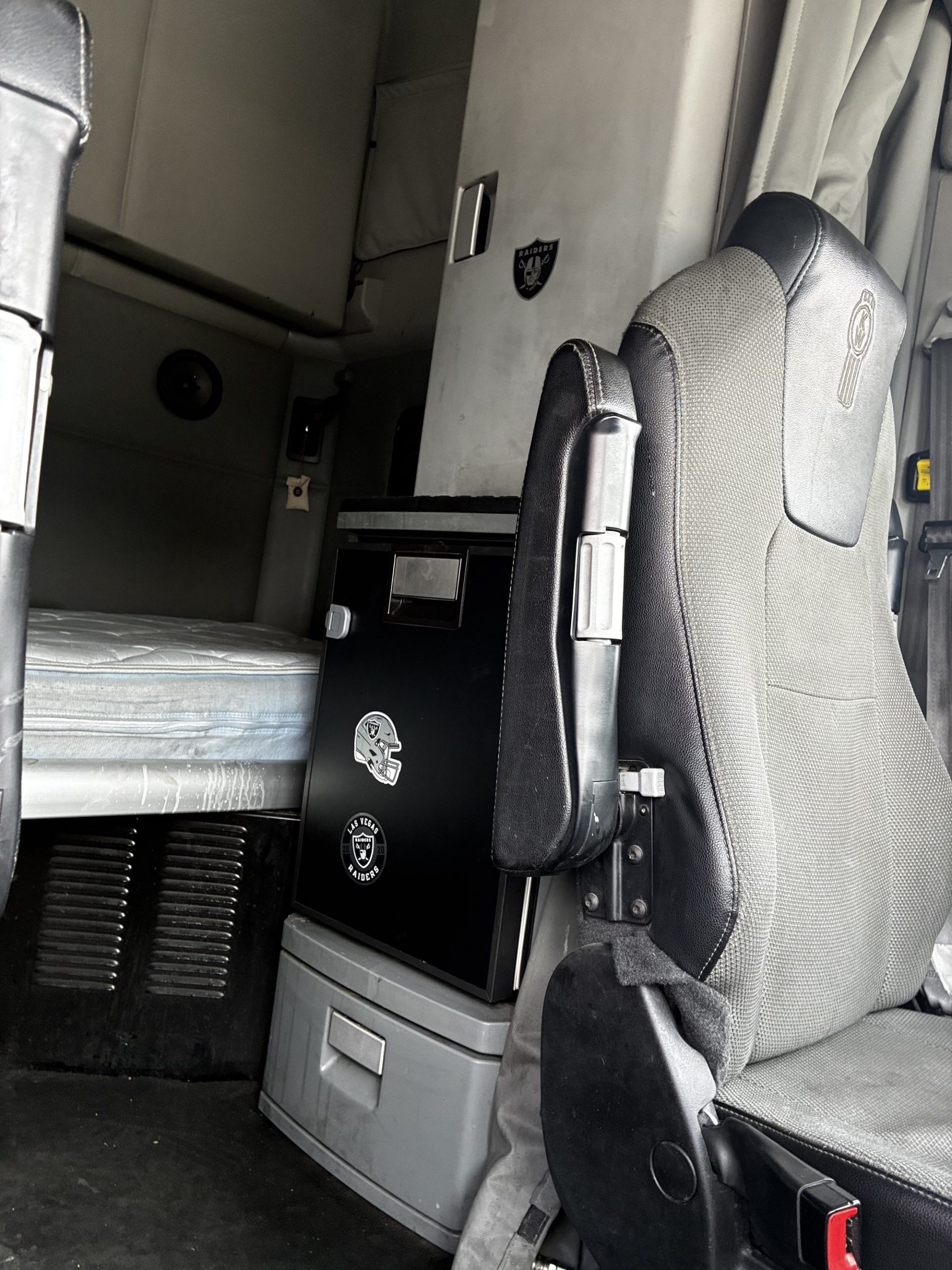 2021 Kenworth T680 2021 Kenworth T680 - image 3 of 4