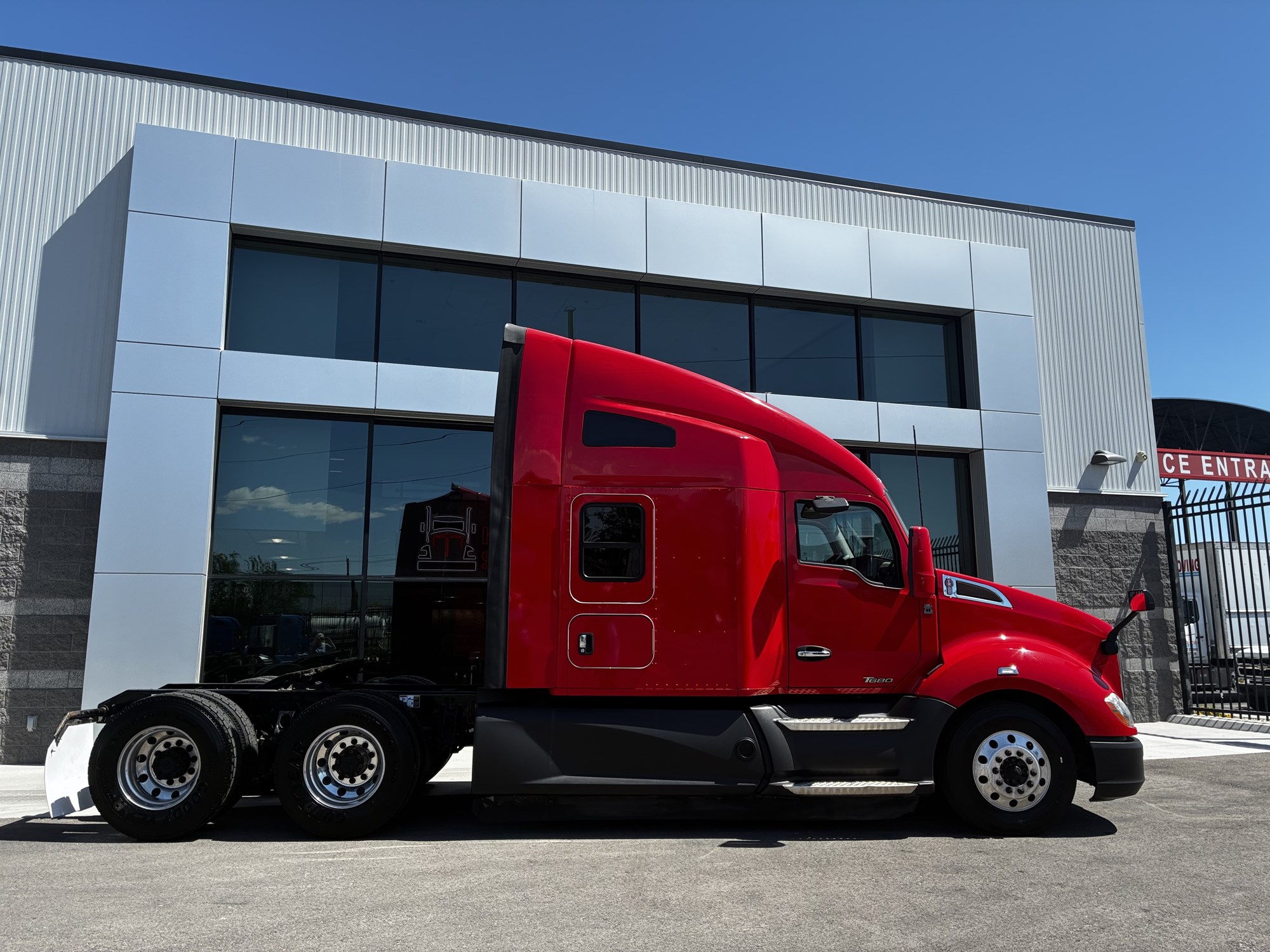 2022 Kenworth T680 - image 2 of 6
