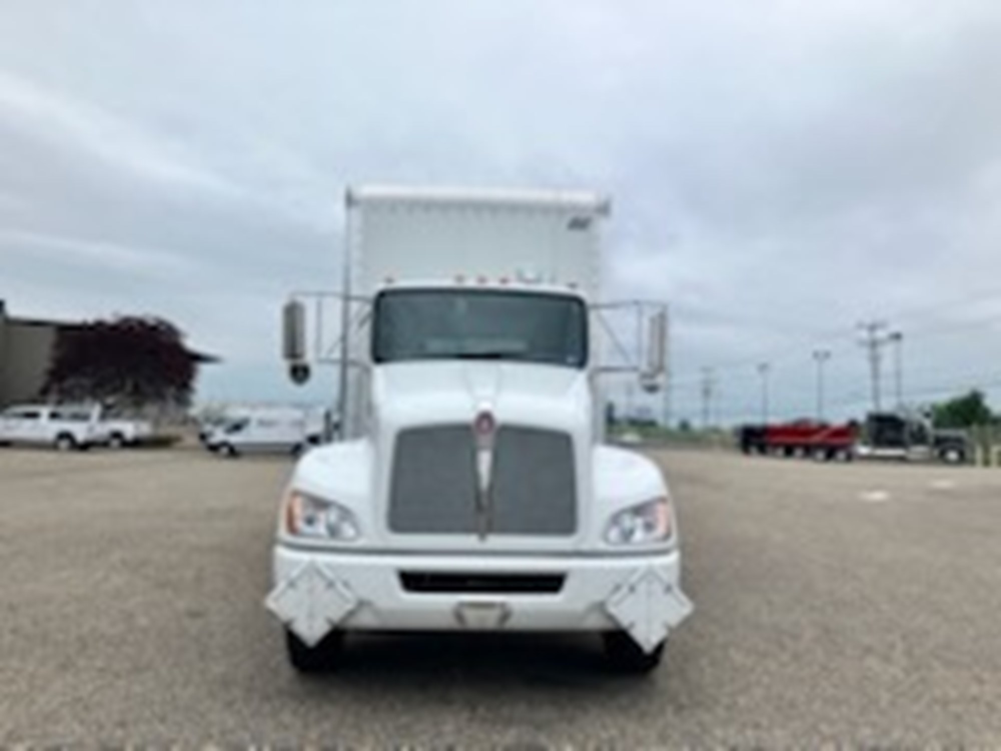 2022 Kenworth T270 — photo 2