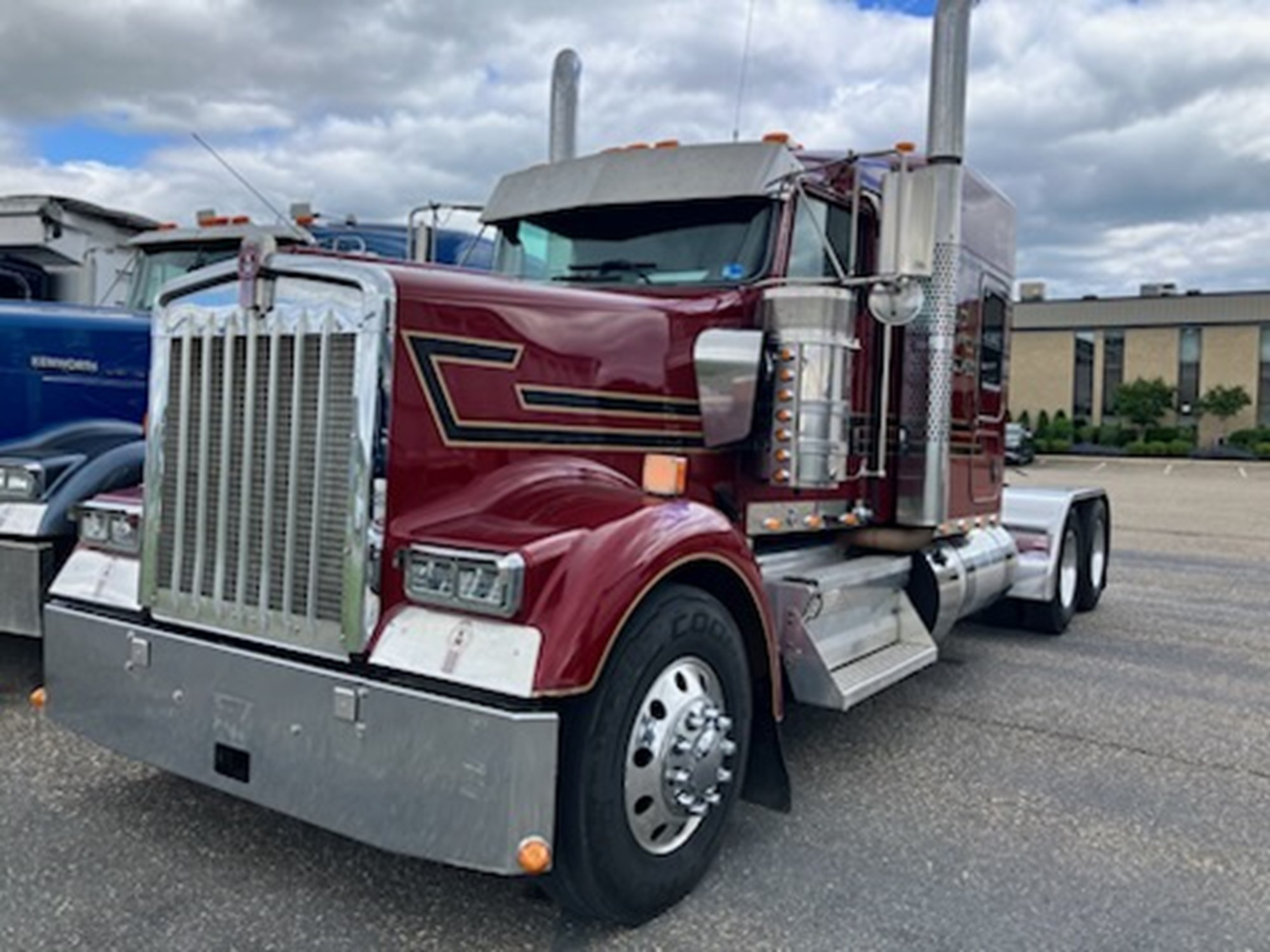 2022 Kenworth W900B 2022 Kenworth W900B - image 1 of 5