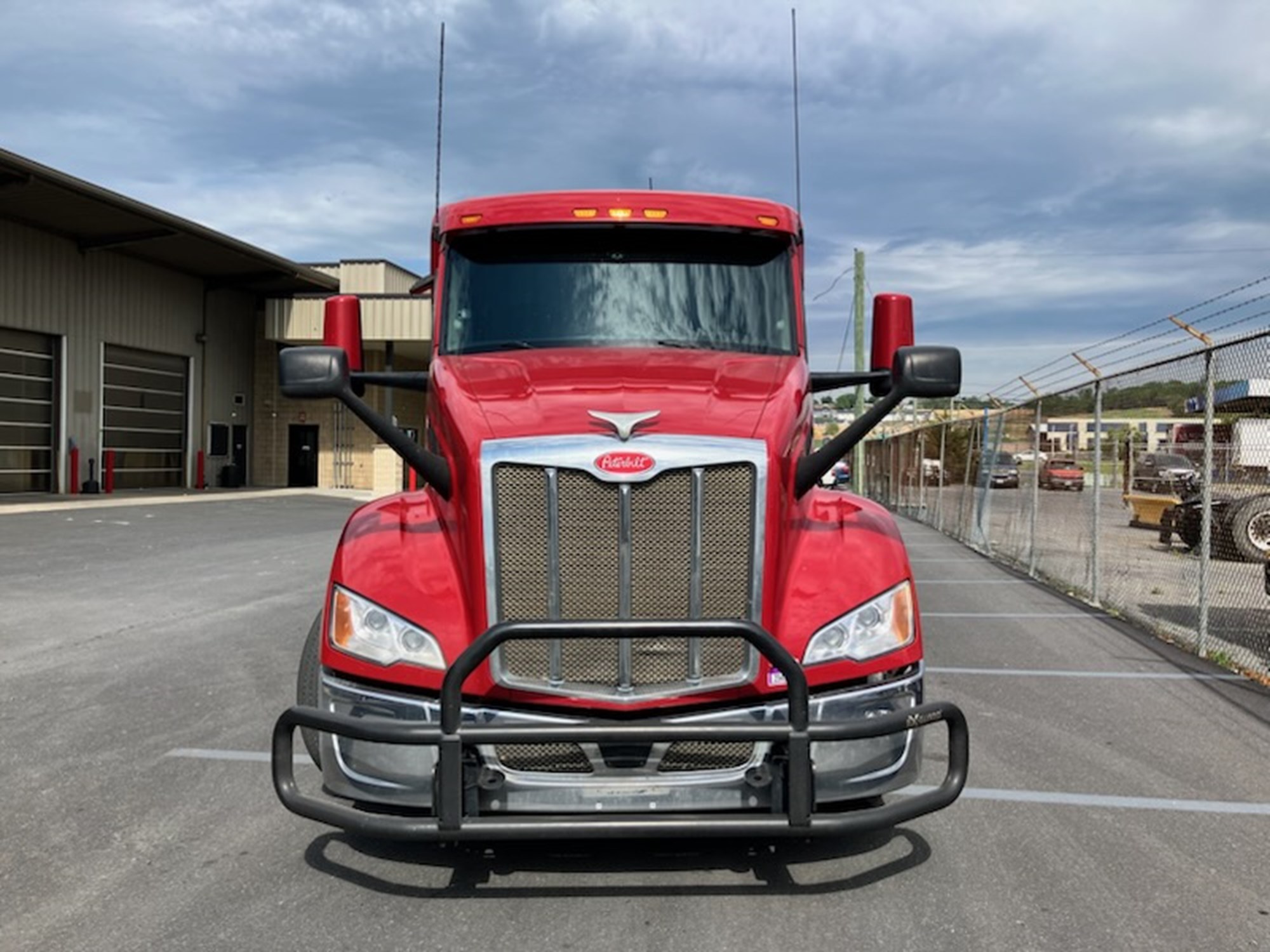 2023 Peterbilt 579 2023 Peterbilt 579 - image 2 of 3
