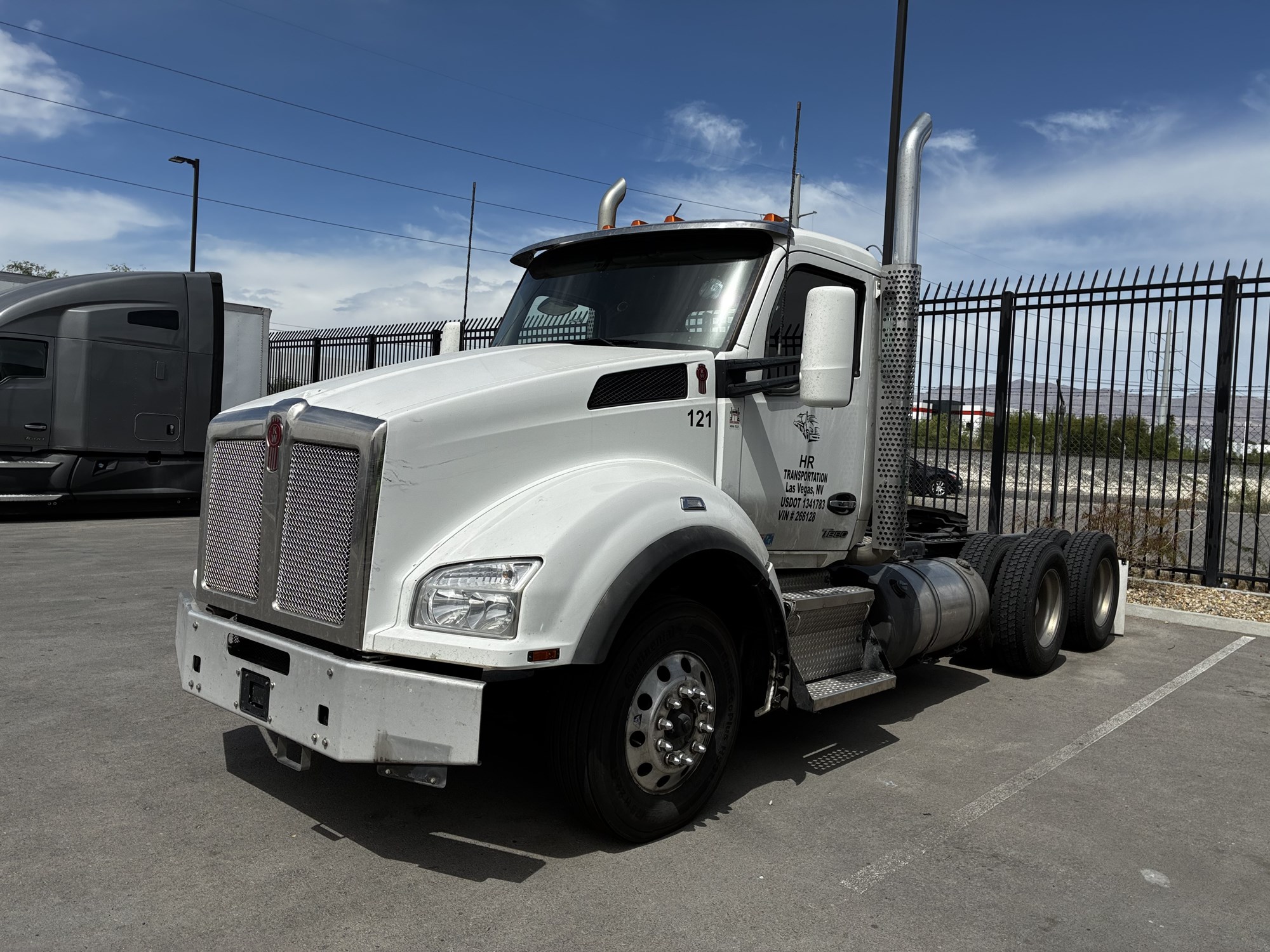 2023 Kenworth T880 2023 Kenworth T880 - image 1 of 4