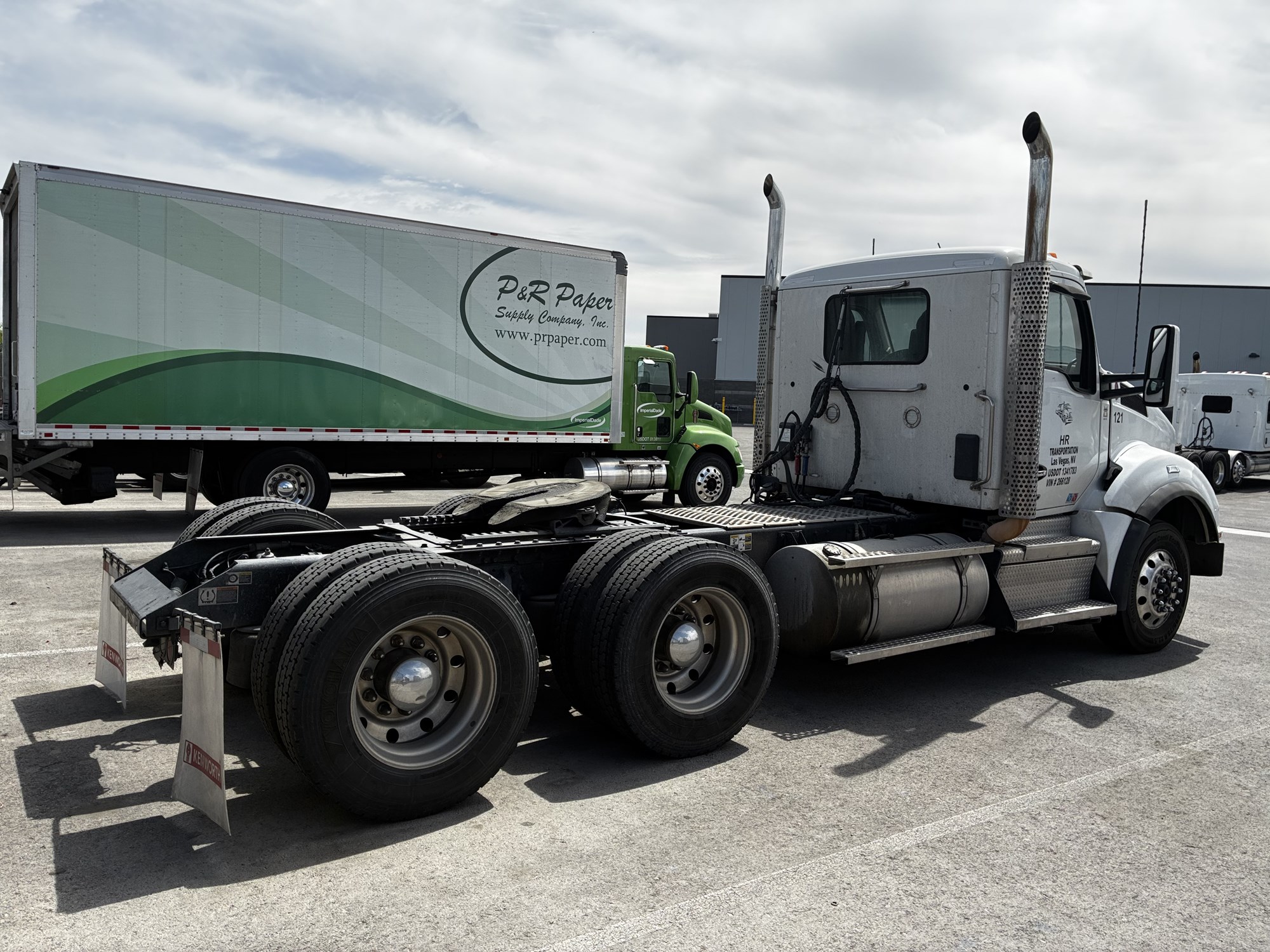 2023 Kenworth T880 2023 Kenworth T880 - image 2 of 4