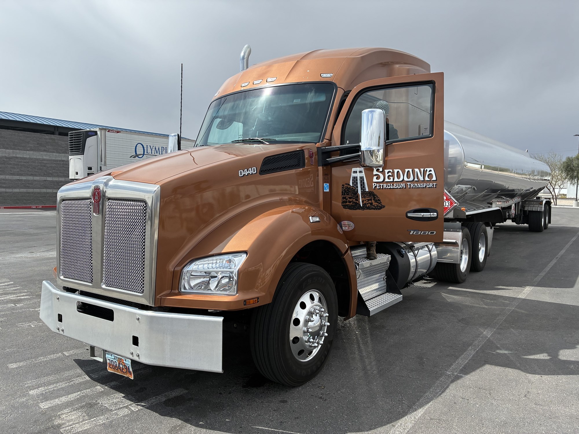 2023 Kenworth T880 2023 Kenworth T880 - image 1 of 6