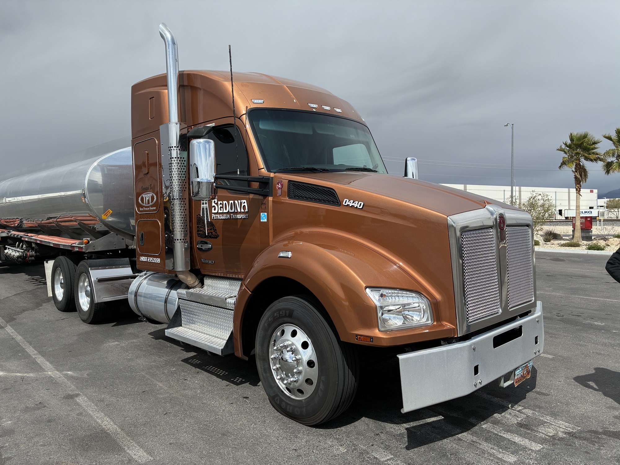 2023 Kenworth T880 2023 Kenworth T880 - image 2 of 6