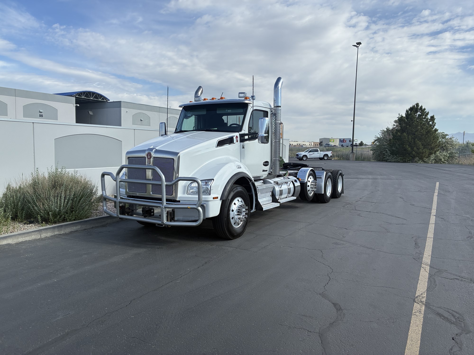 2023 Kenworth T880 2023 Kenworth T880 - image 2 of 6