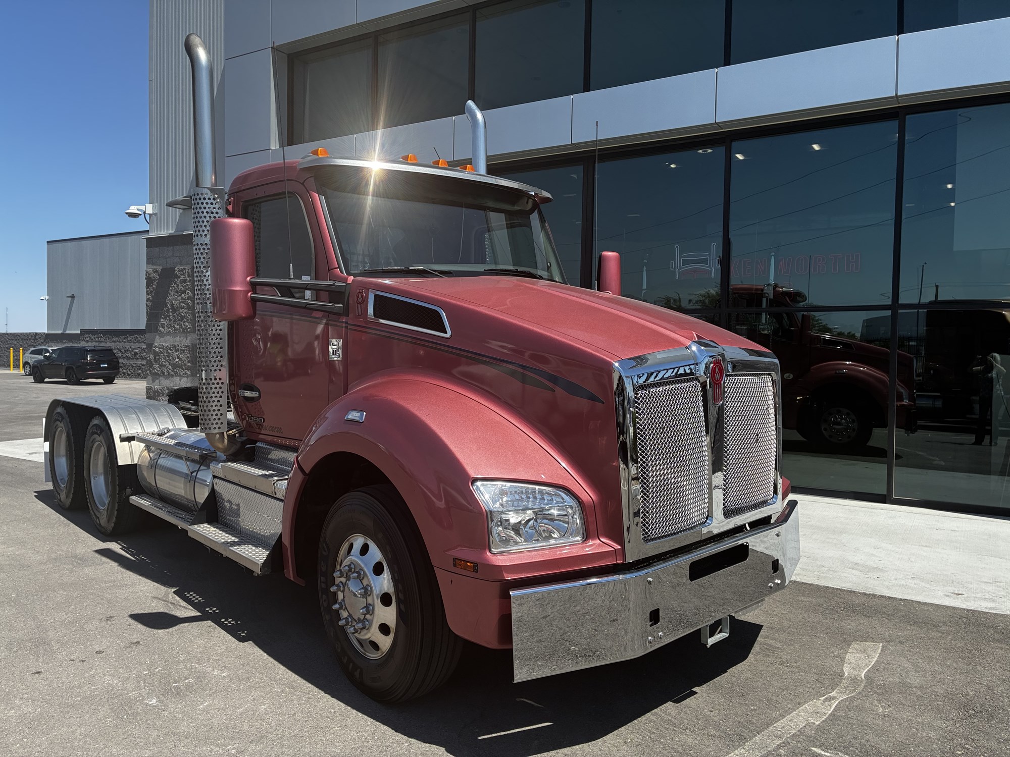 2024 Kenworth T880 2024 Kenworth T880 - image 1 of 6