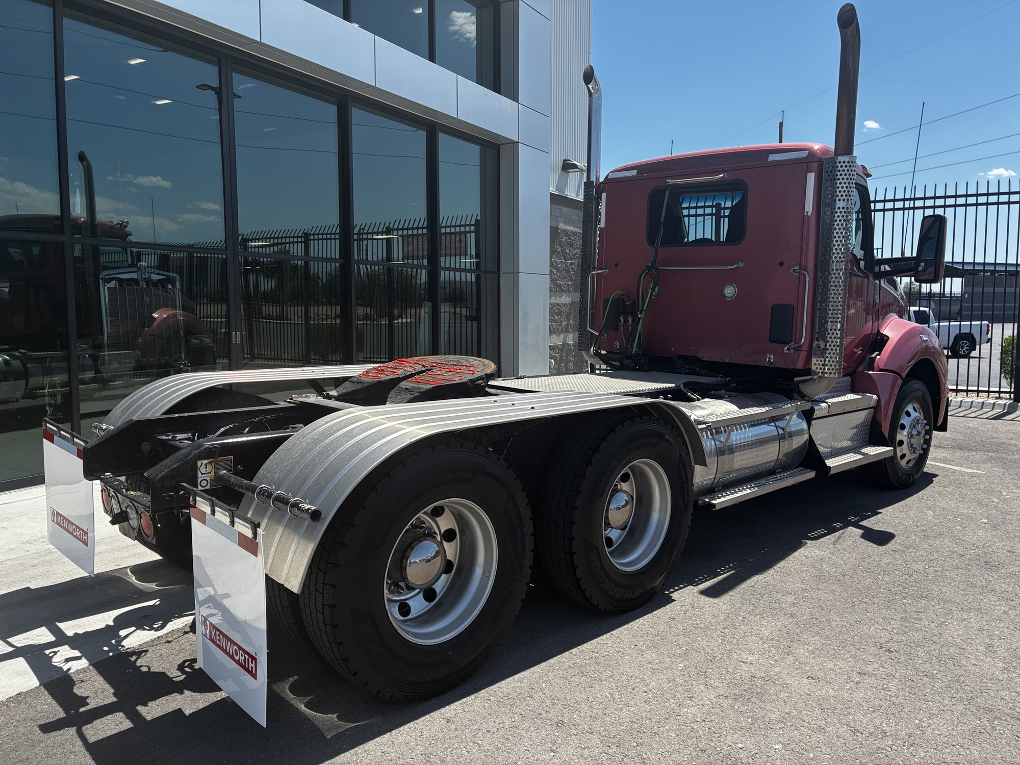 2024 Kenworth T880 2024 Kenworth T880 - image 2 of 6