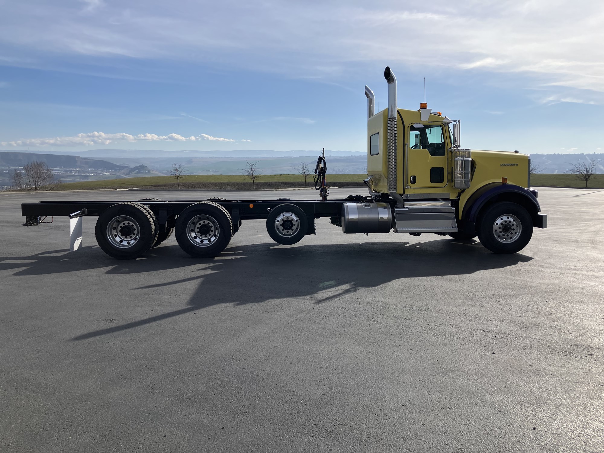 2026 Kenworth W900B - image 4 of 6
