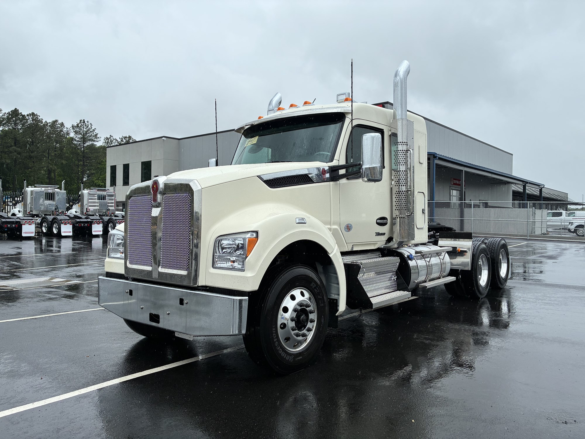 2027 Kenworth T880 - image 1 of 6