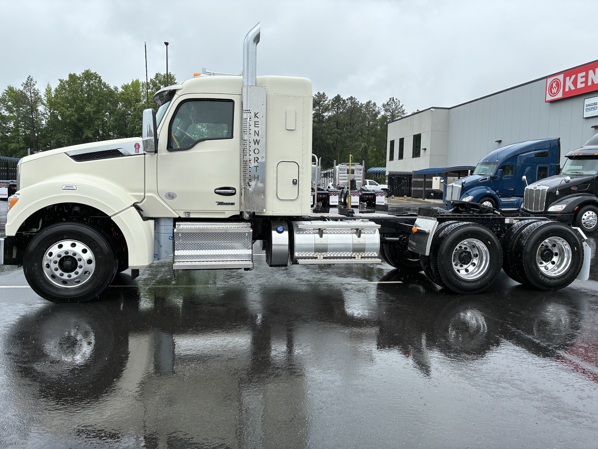 2027 Kenworth T880 - image 2 of 6