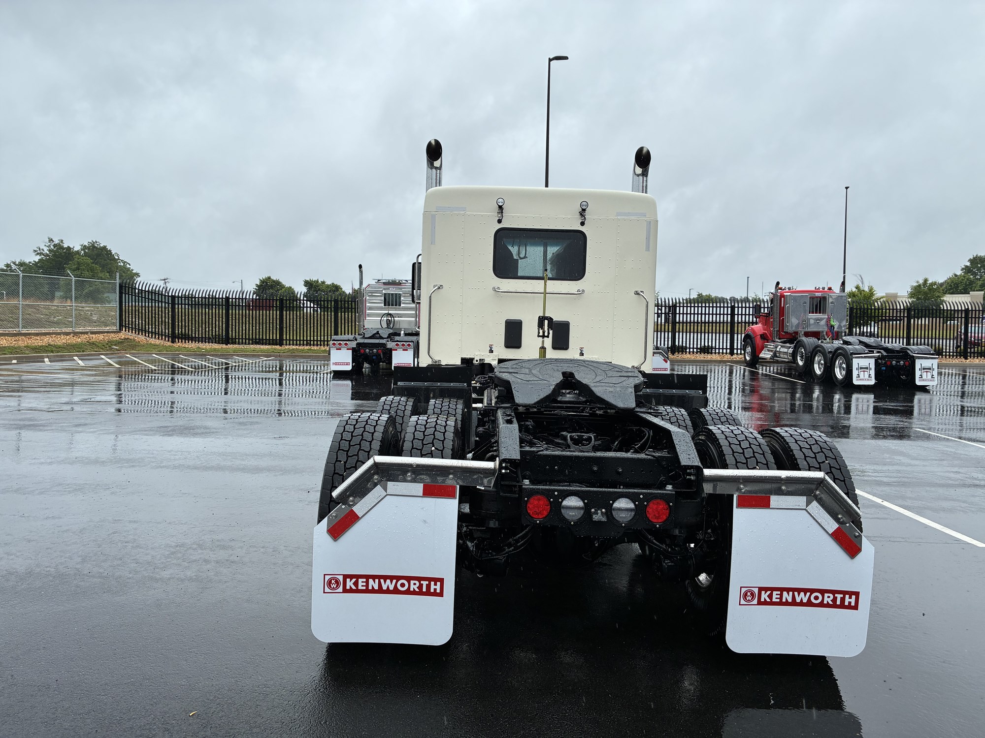 2027 Kenworth T880 - image 3 of 6