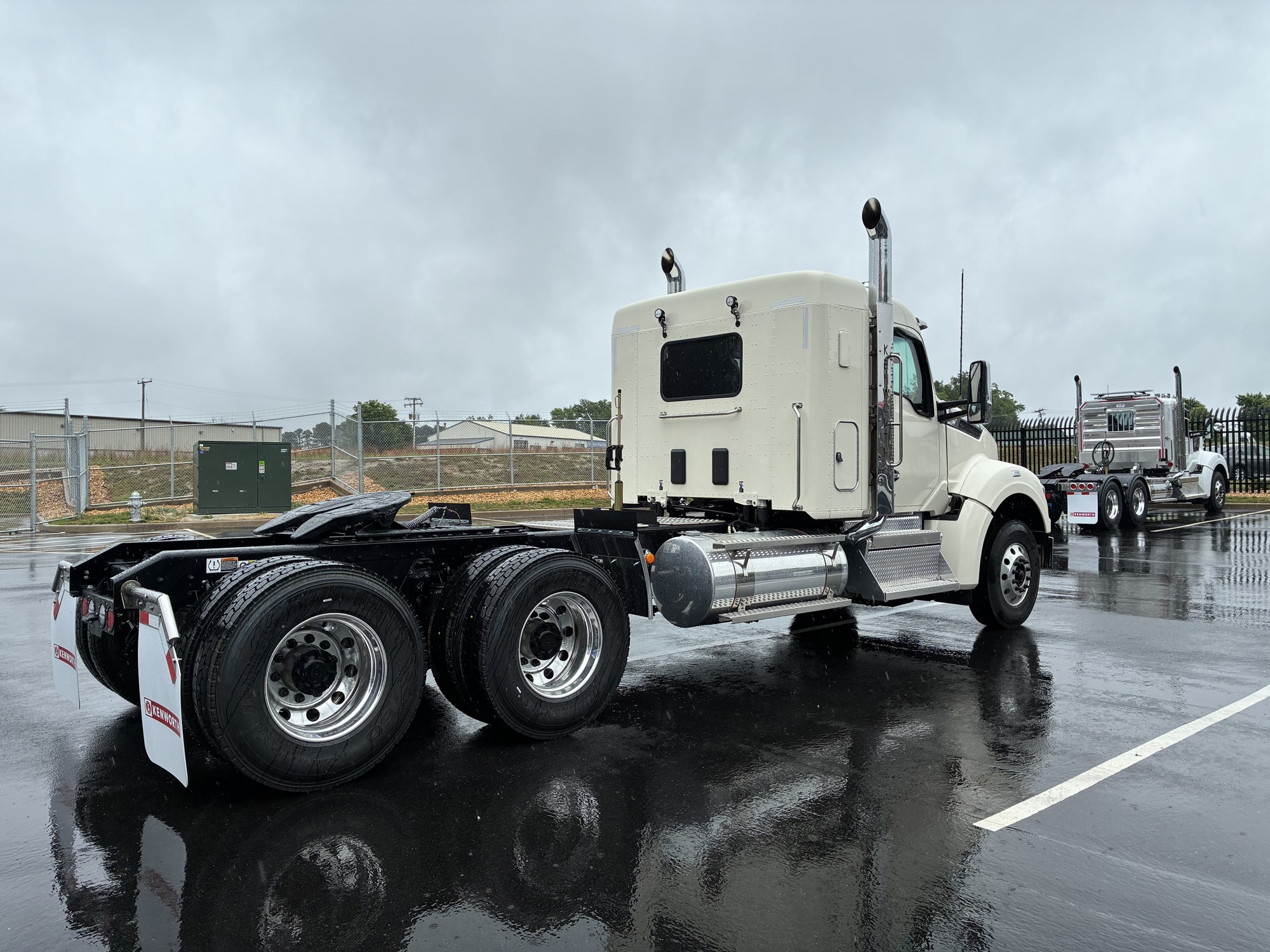 2027 Kenworth T880 - image 4 of 6