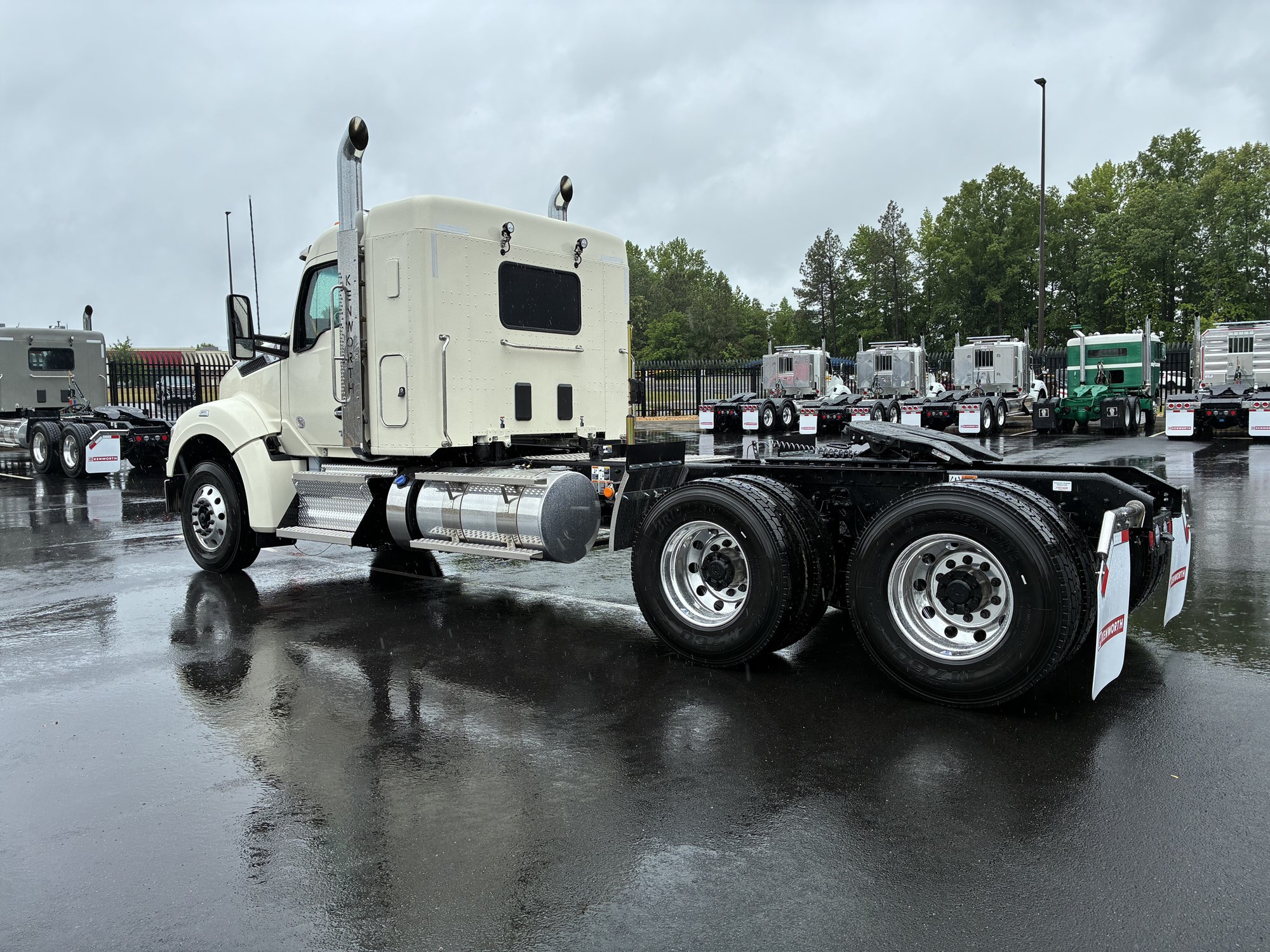2027 Kenworth T880 - image 5 of 6