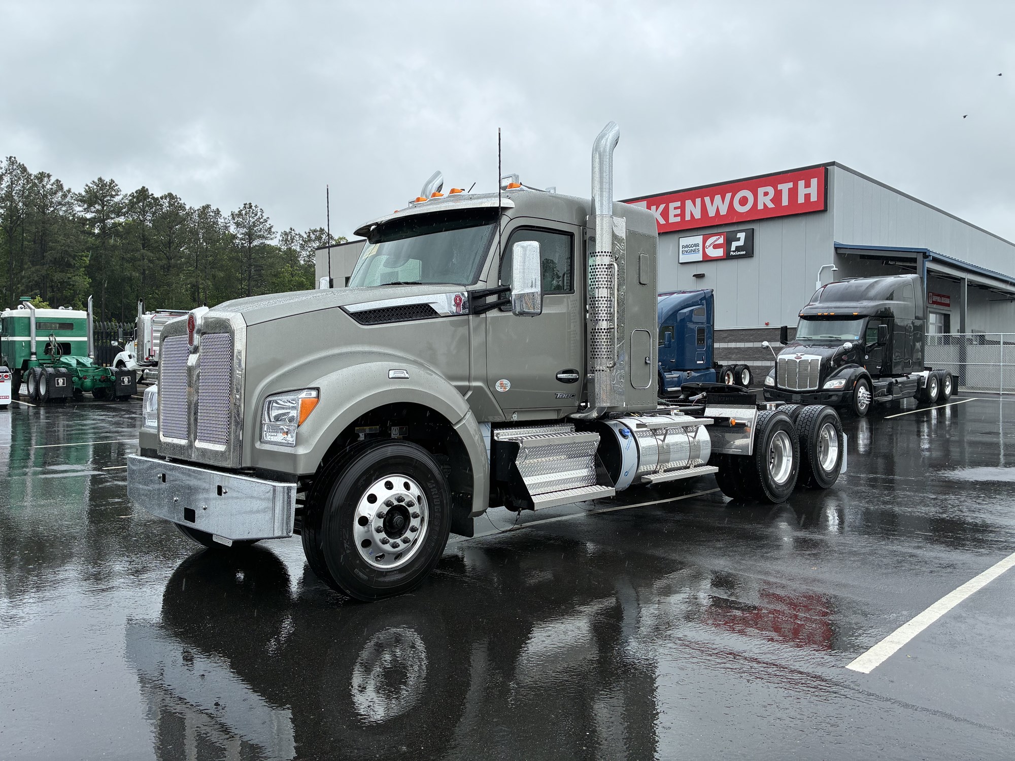 2027 Kenworth T880 - image 1 of 6