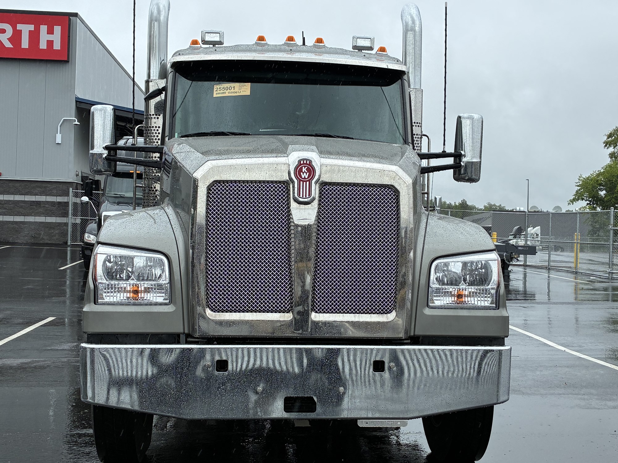 2027 Kenworth T880 - image 2 of 6
