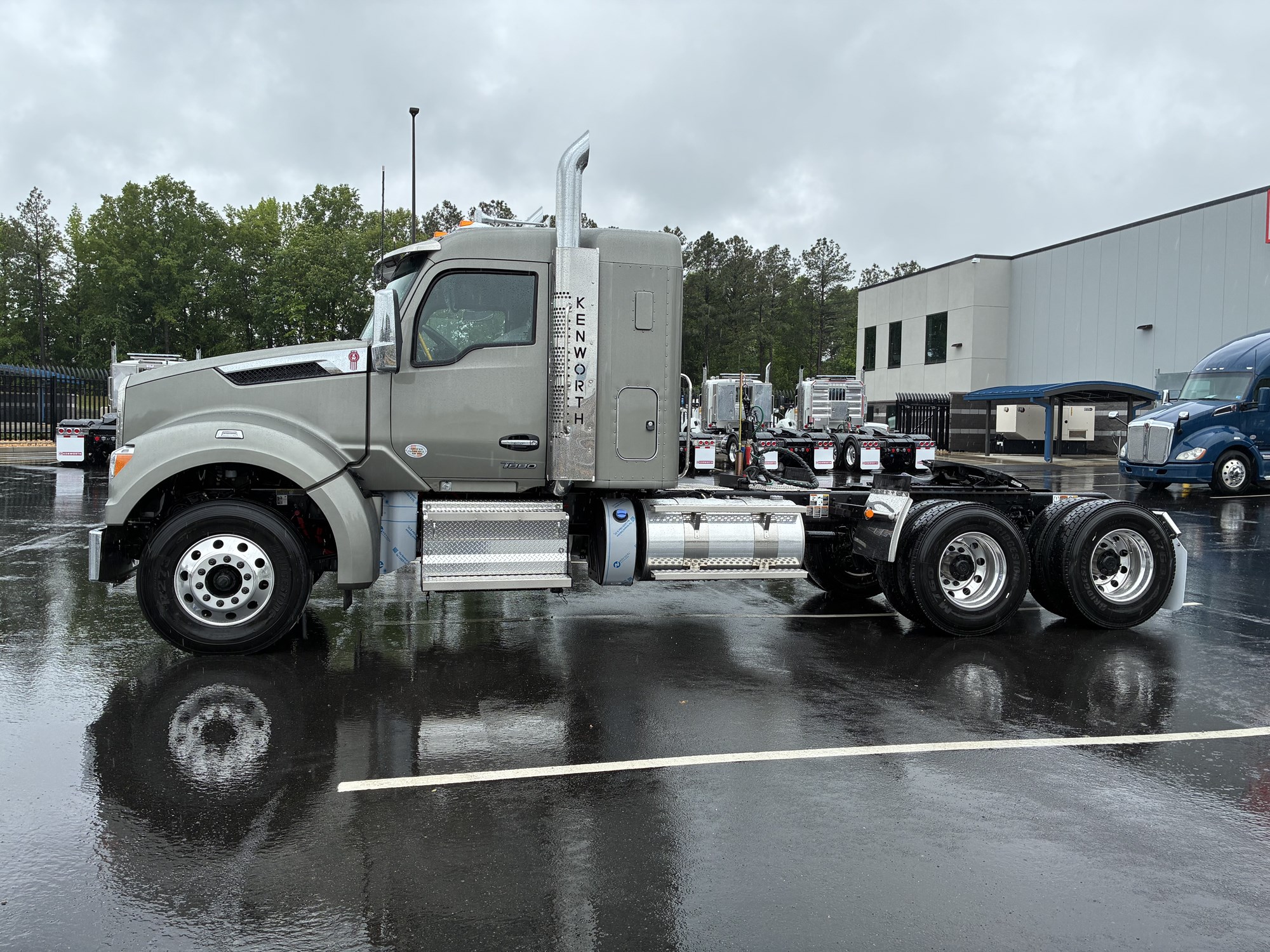 2027 Kenworth T880 - image 3 of 6
