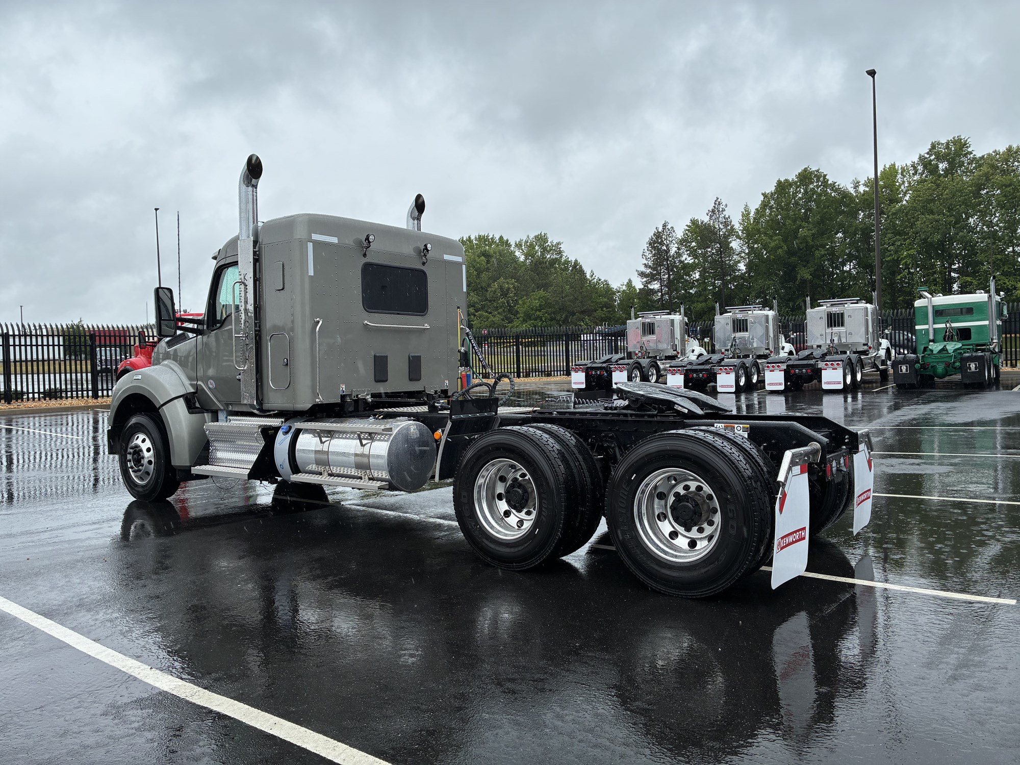2027 Kenworth T880 - image 4 of 6