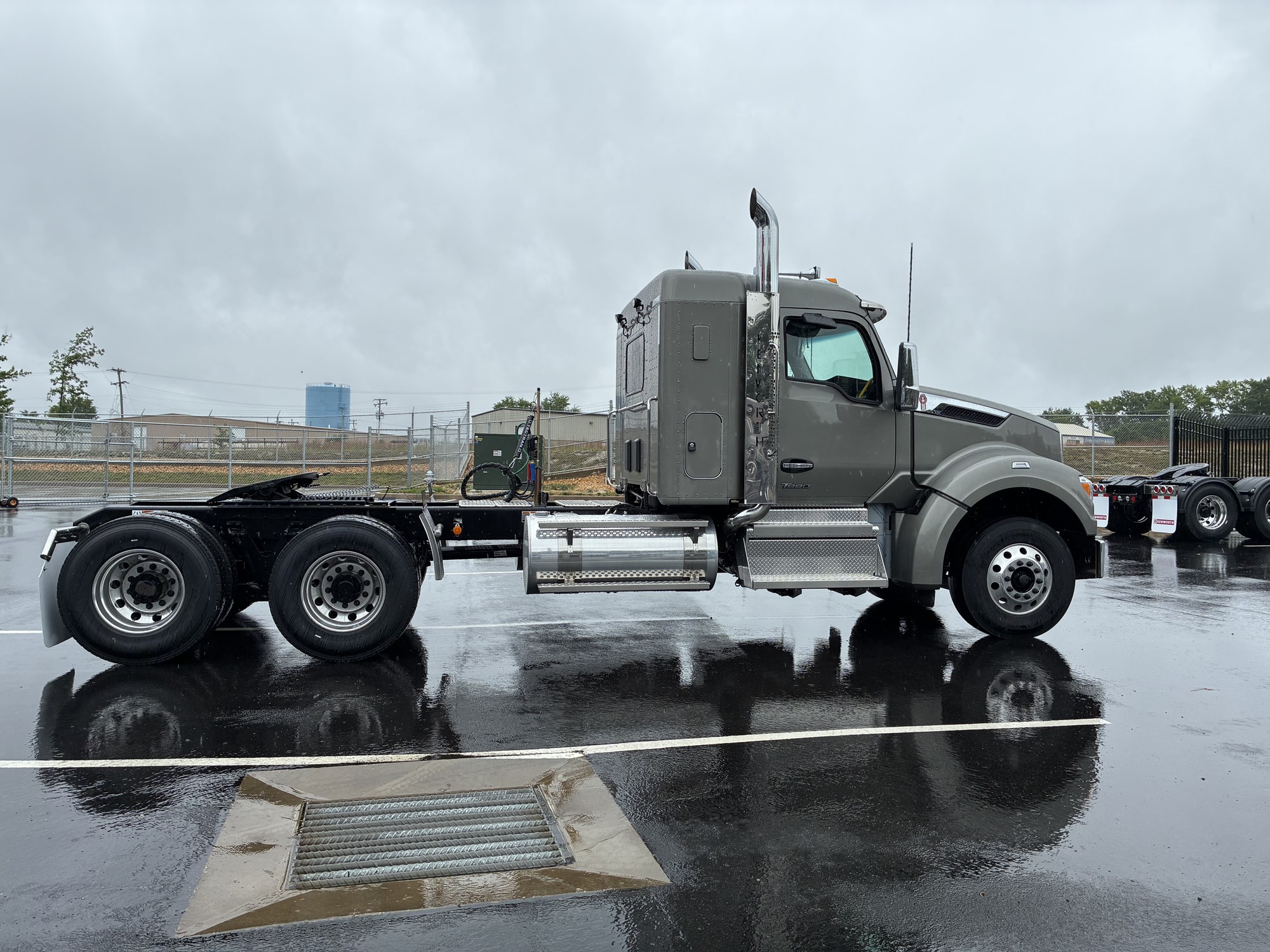 2027 Kenworth T880 - image 6 of 6