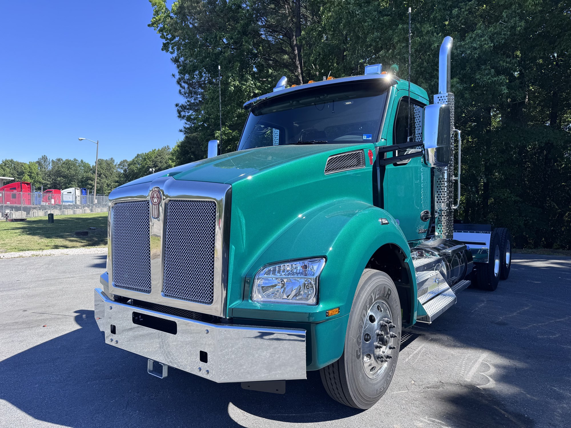 2027 Kenworth T880 2027 Kenworth T880 - image 1 of 6