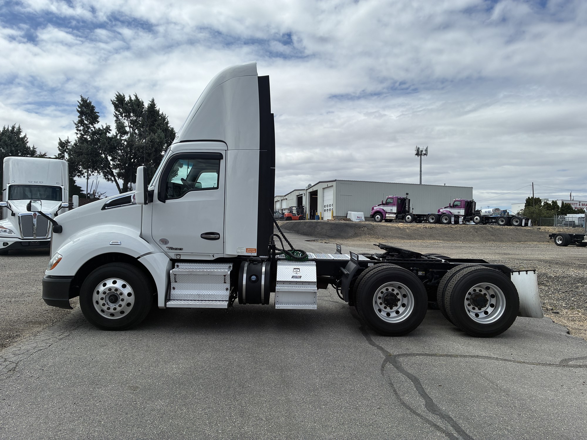 2019 Kenworth T680 2019 Kenworth T680 - image 2 of 6