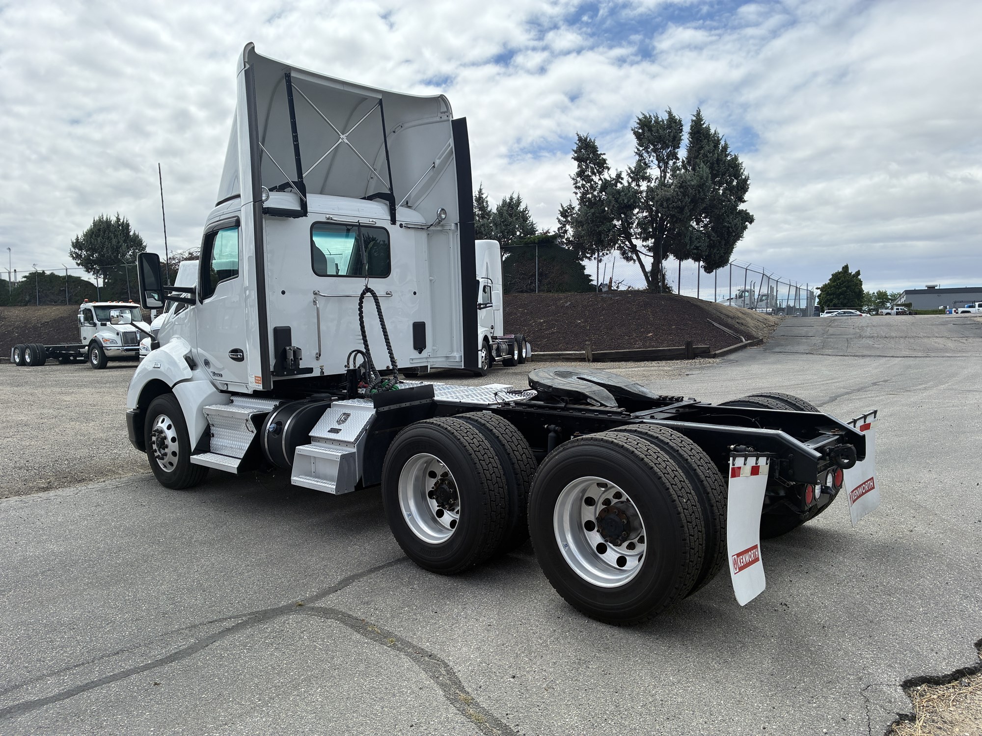 2019 Kenworth T680 2019 Kenworth T680 - image 3 of 6