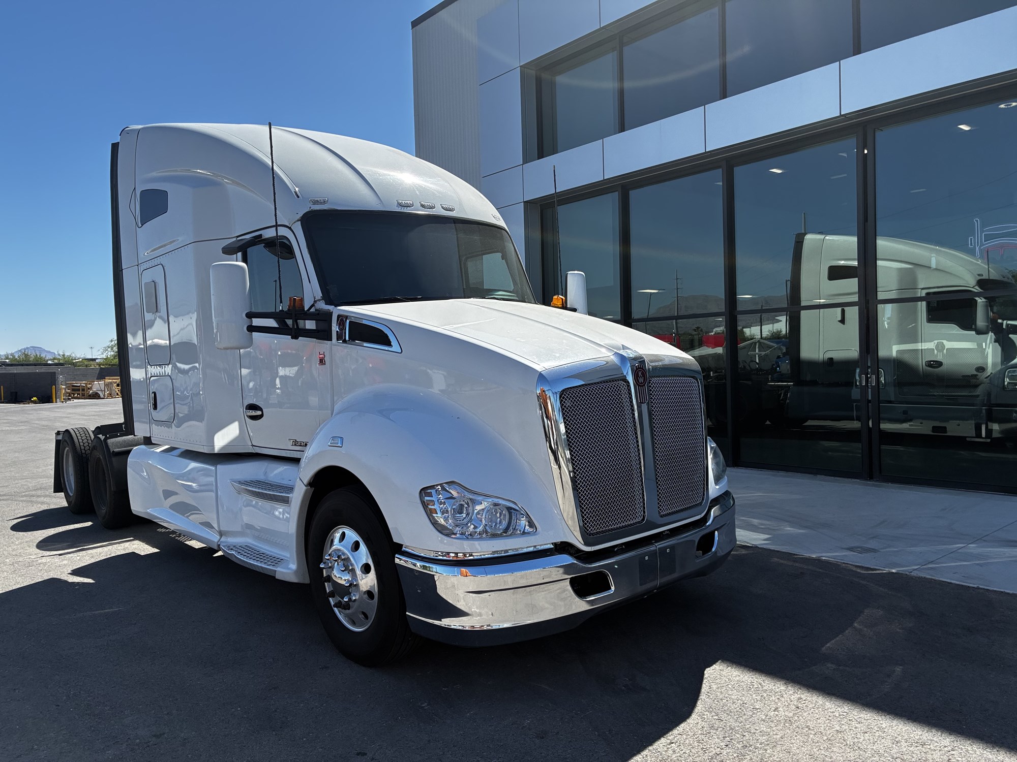 2020 Kenworth T680 - image 1 of 6