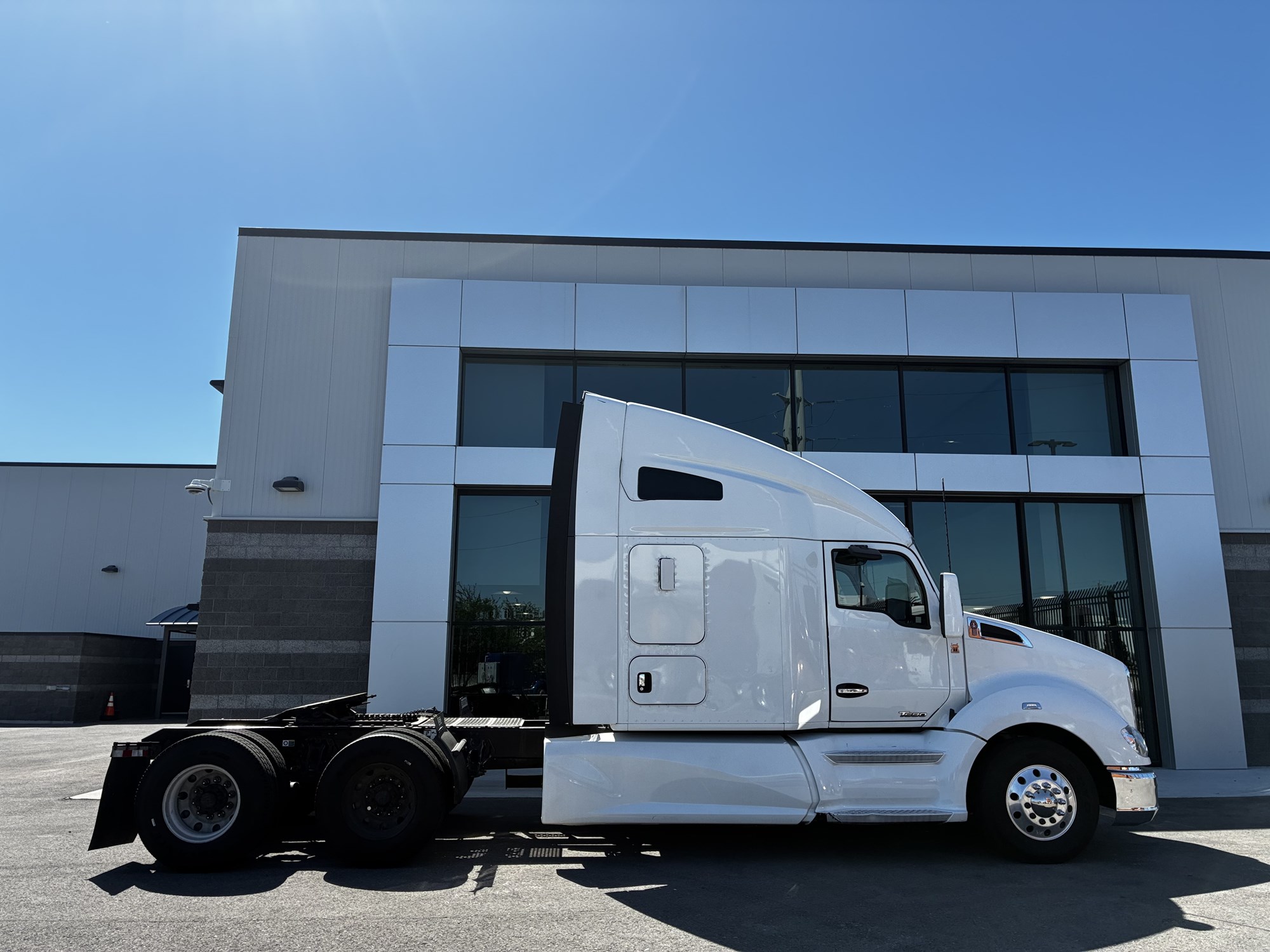 2020 Kenworth T680 - image 2 of 6