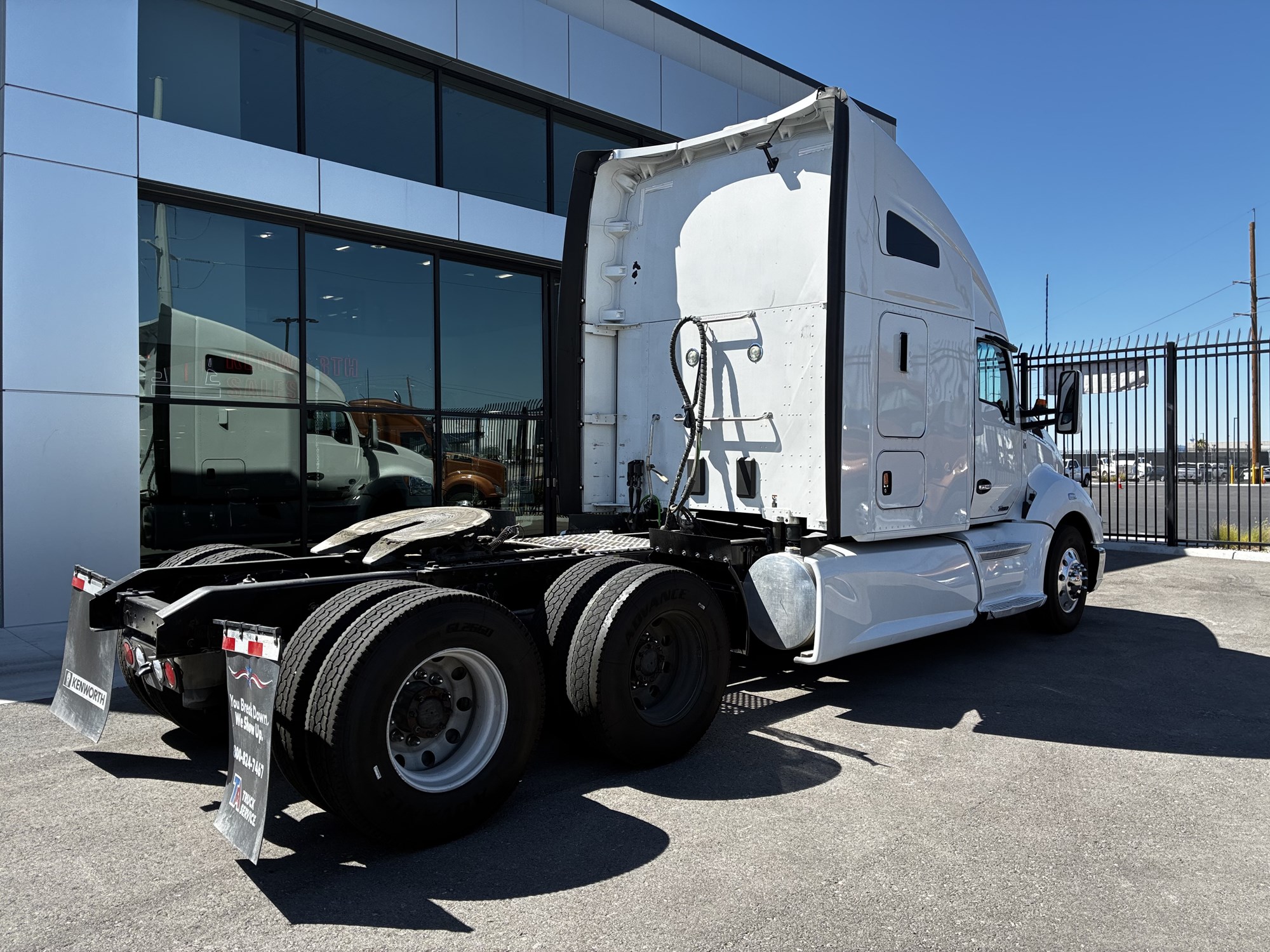 2020 Kenworth T680 - image 3 of 6