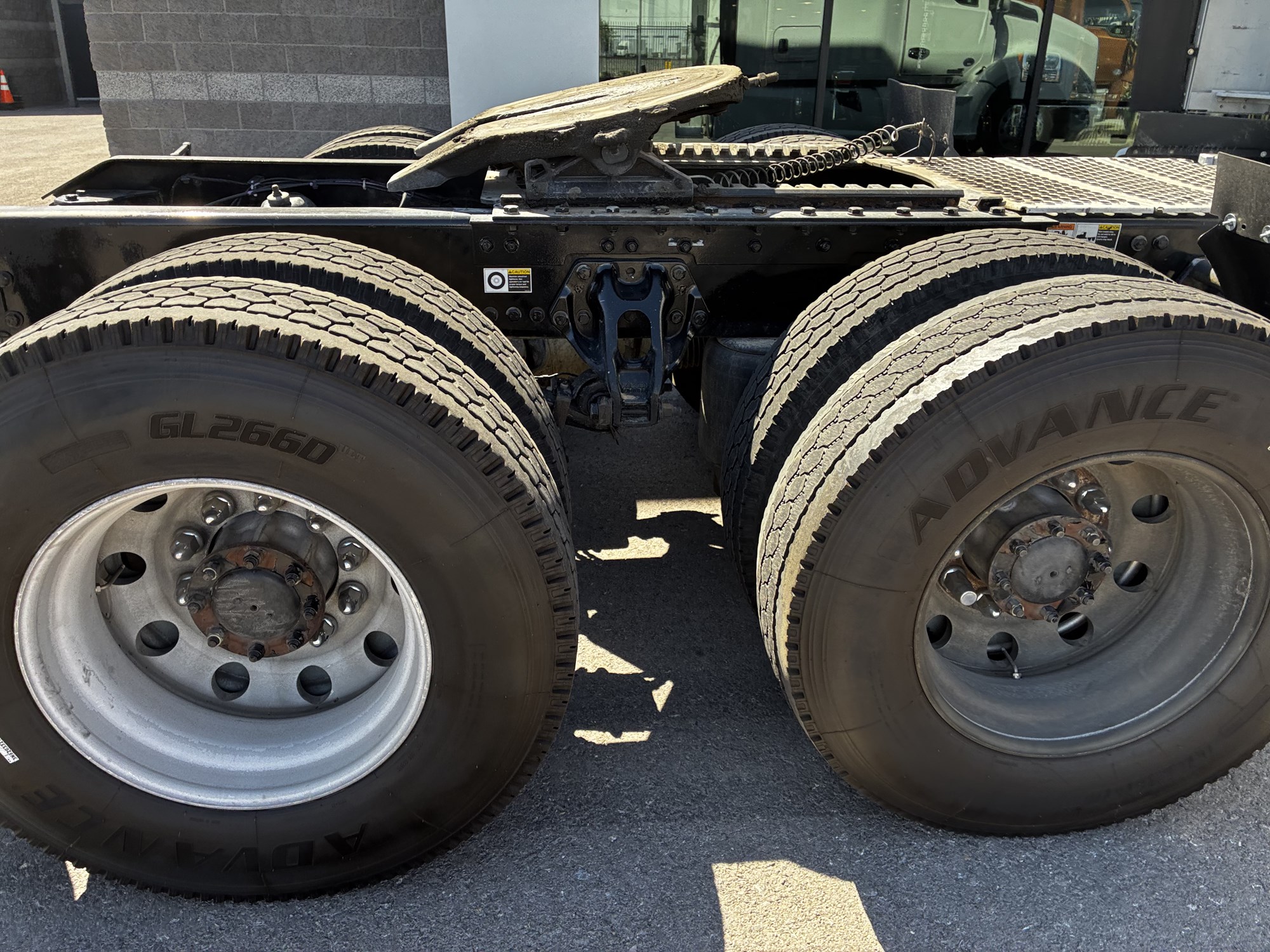 2020 Kenworth T680 - image 4 of 6