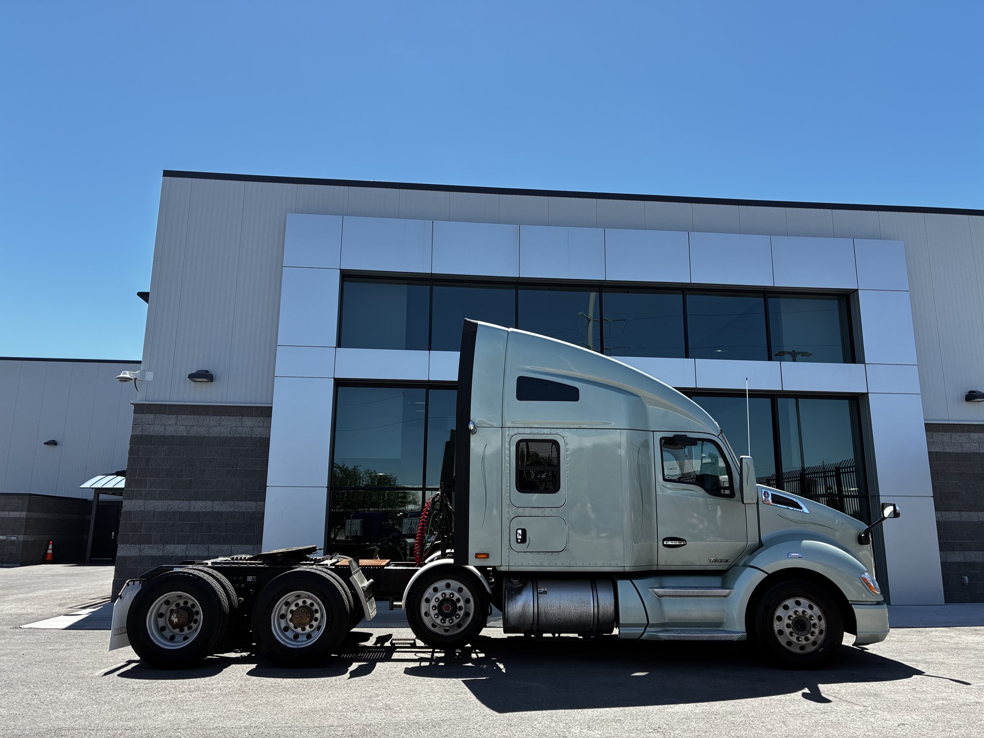 2021 Kenworth T680 in Las Vegas, NV, NV — photo 2