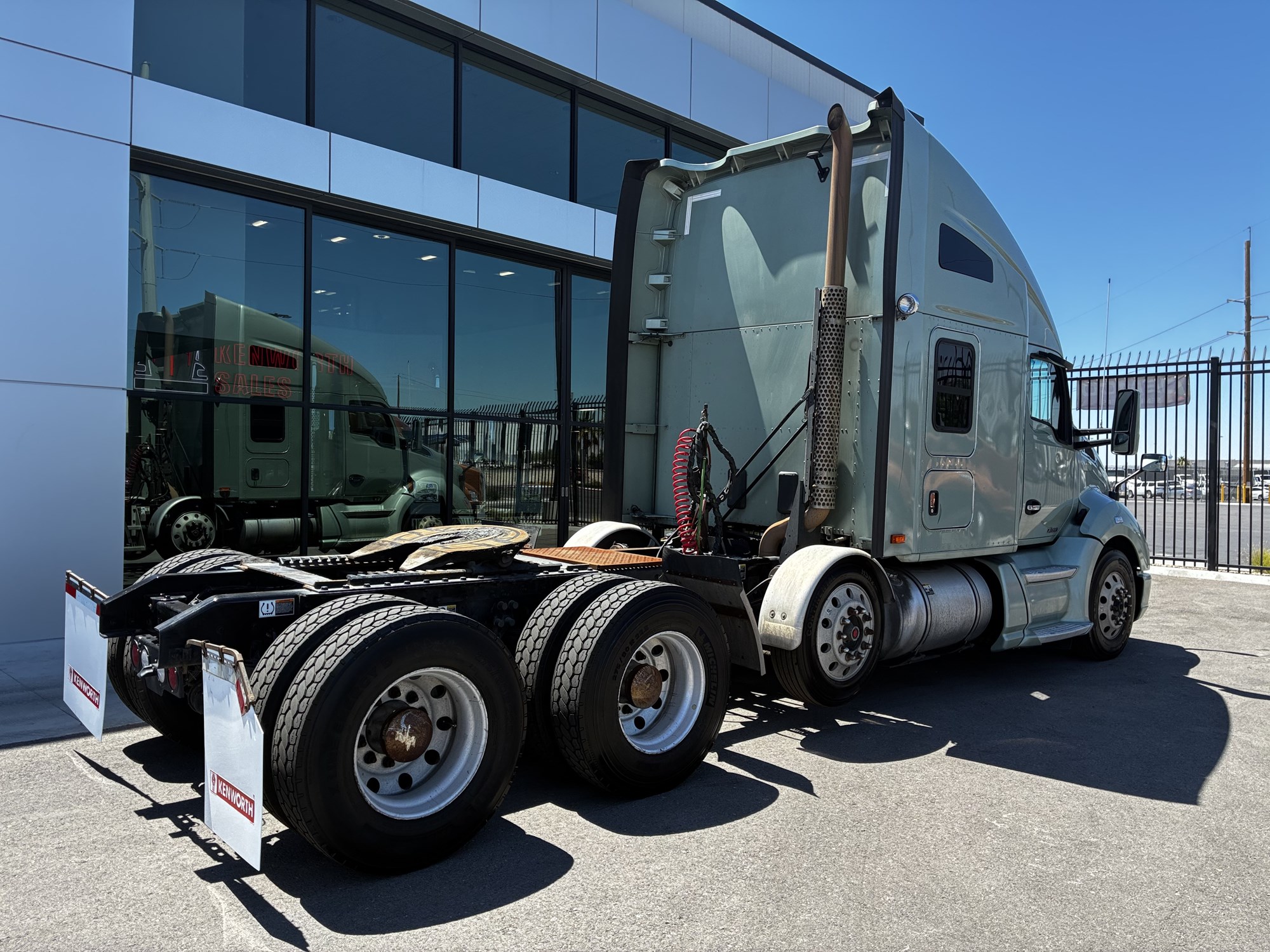 2021 Kenworth T680 in Las Vegas, NV, NV — photo 3