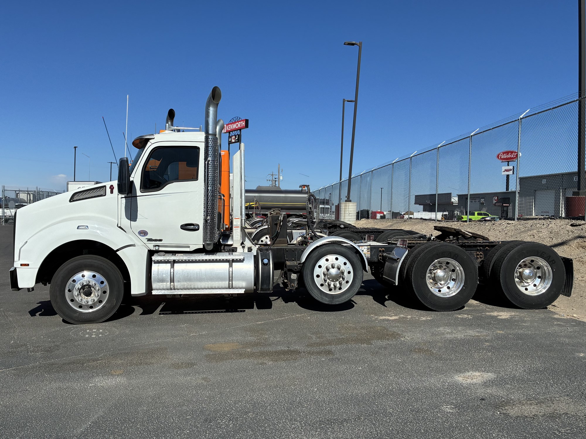 2021 Kenworth T880 - image 2 of 6