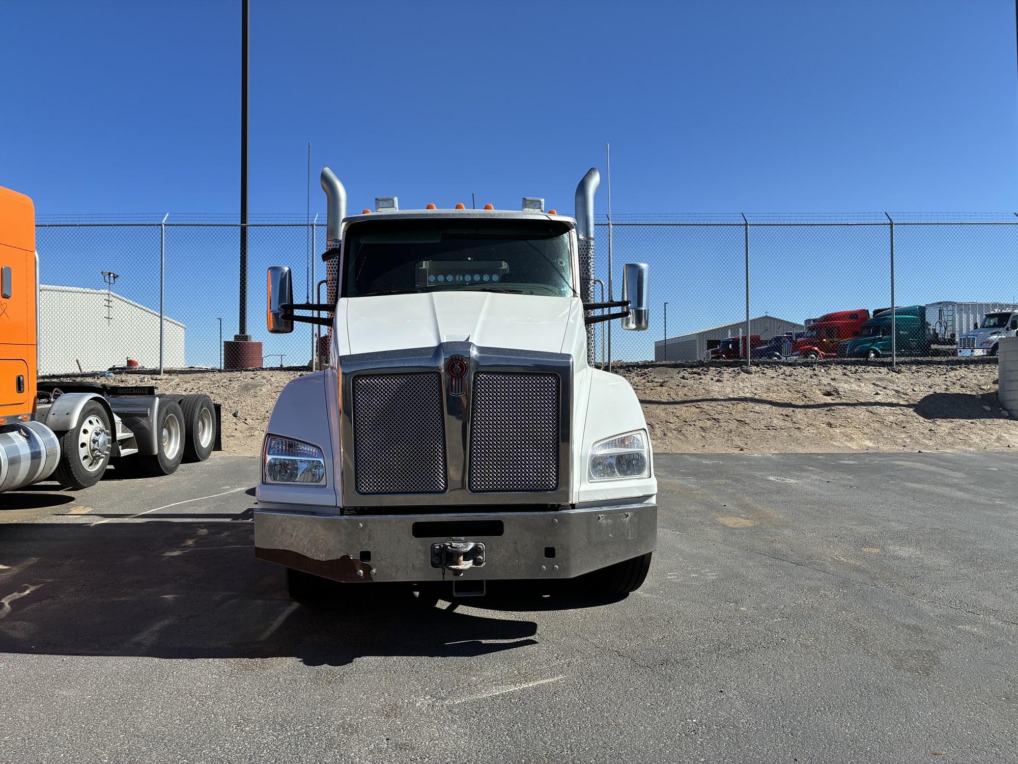 2021 Kenworth T880 - image 3 of 6