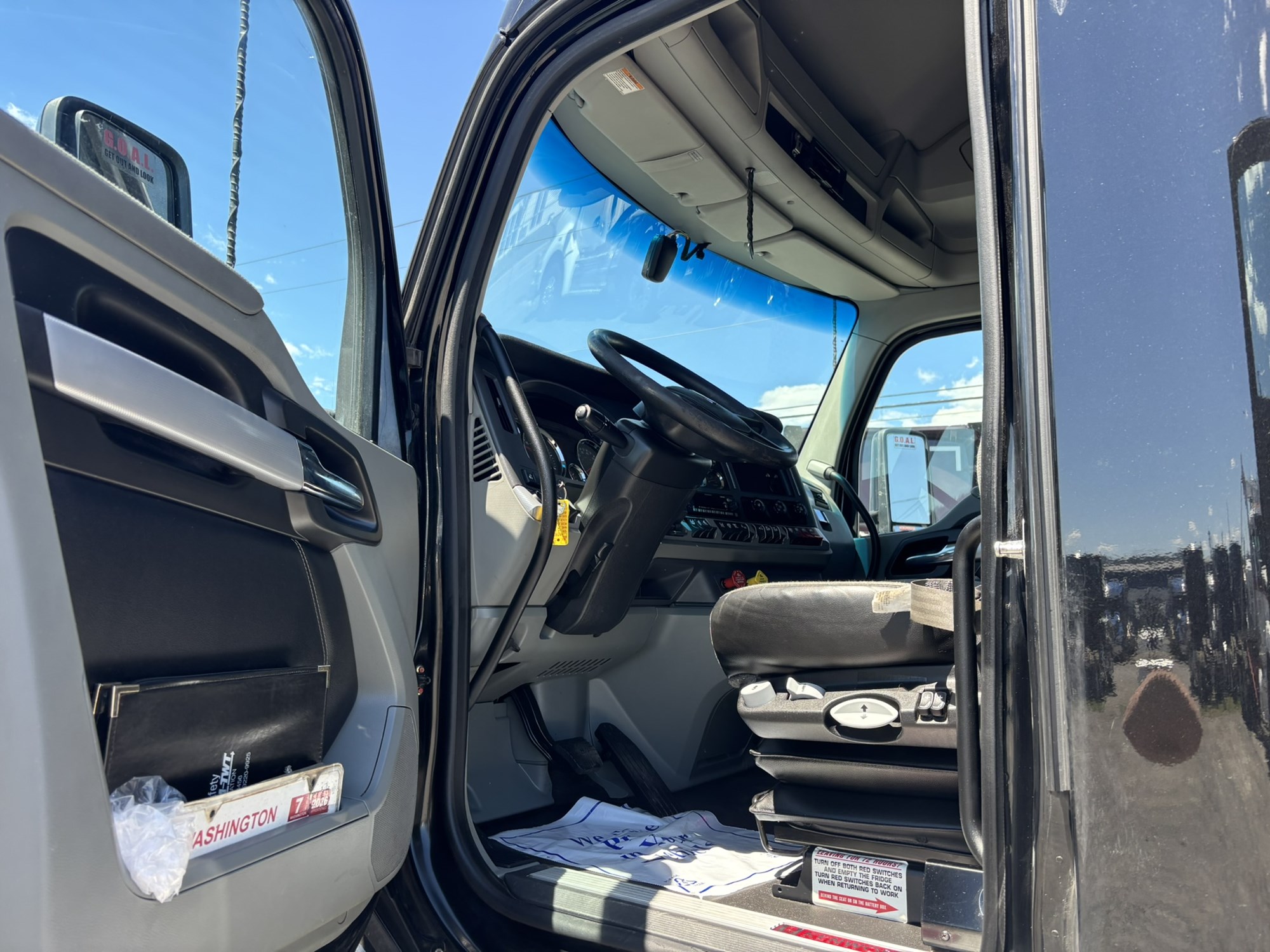 2021 Kenworth T680 - image 5 of 6