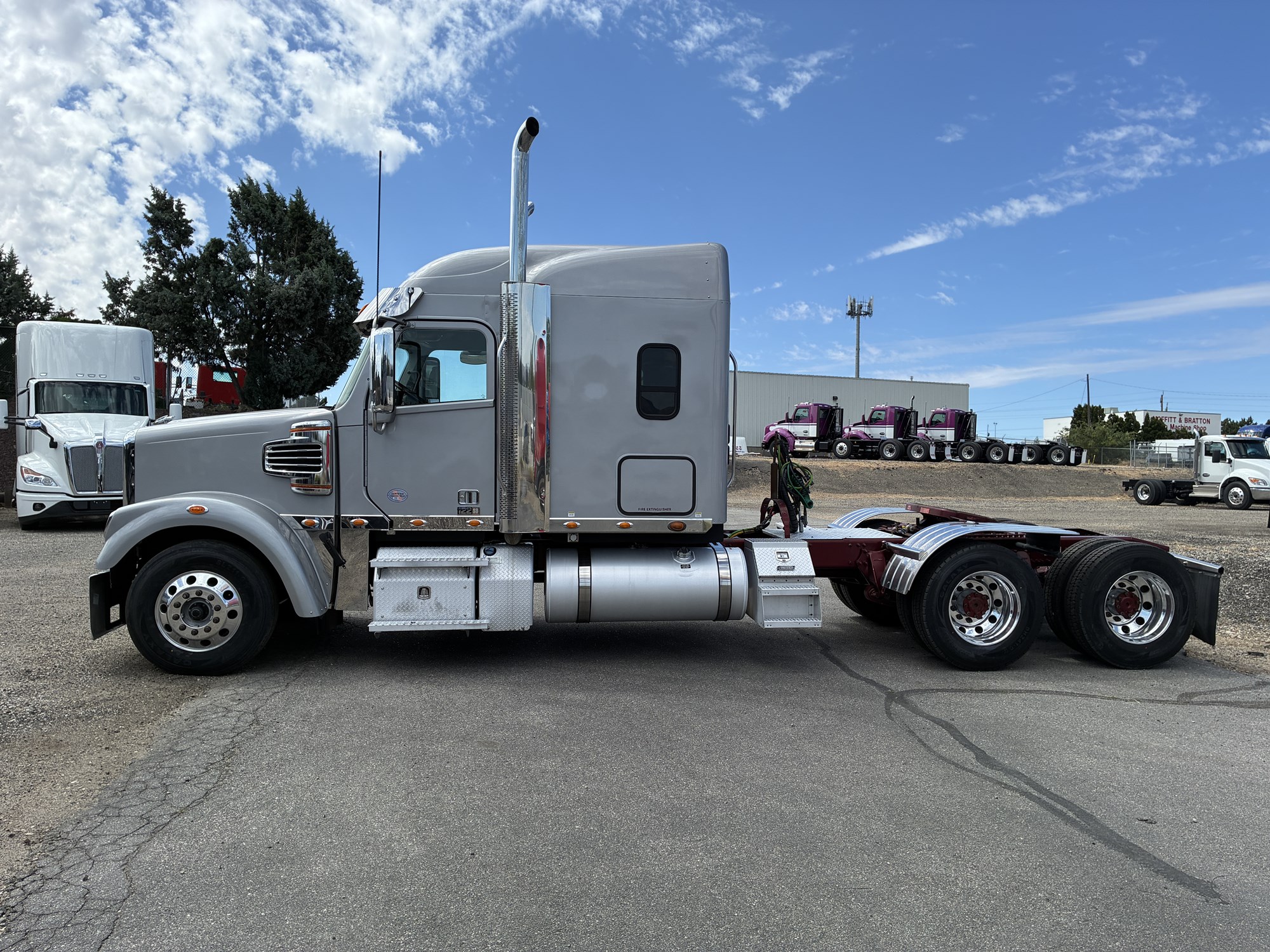 2022 Freightliner 122SD - image 2 of 6