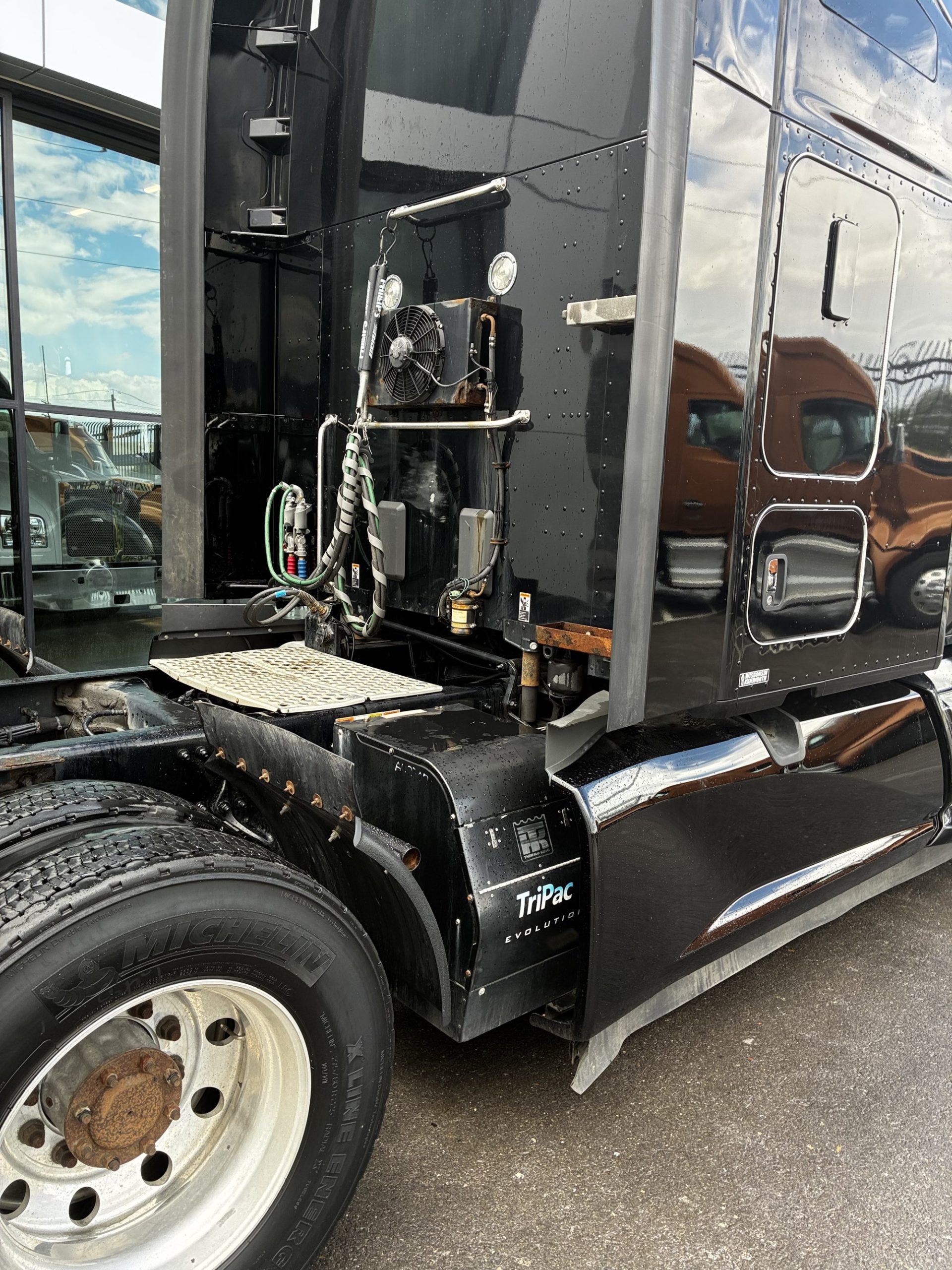 2022 Kenworth T680 - image 3 of 6