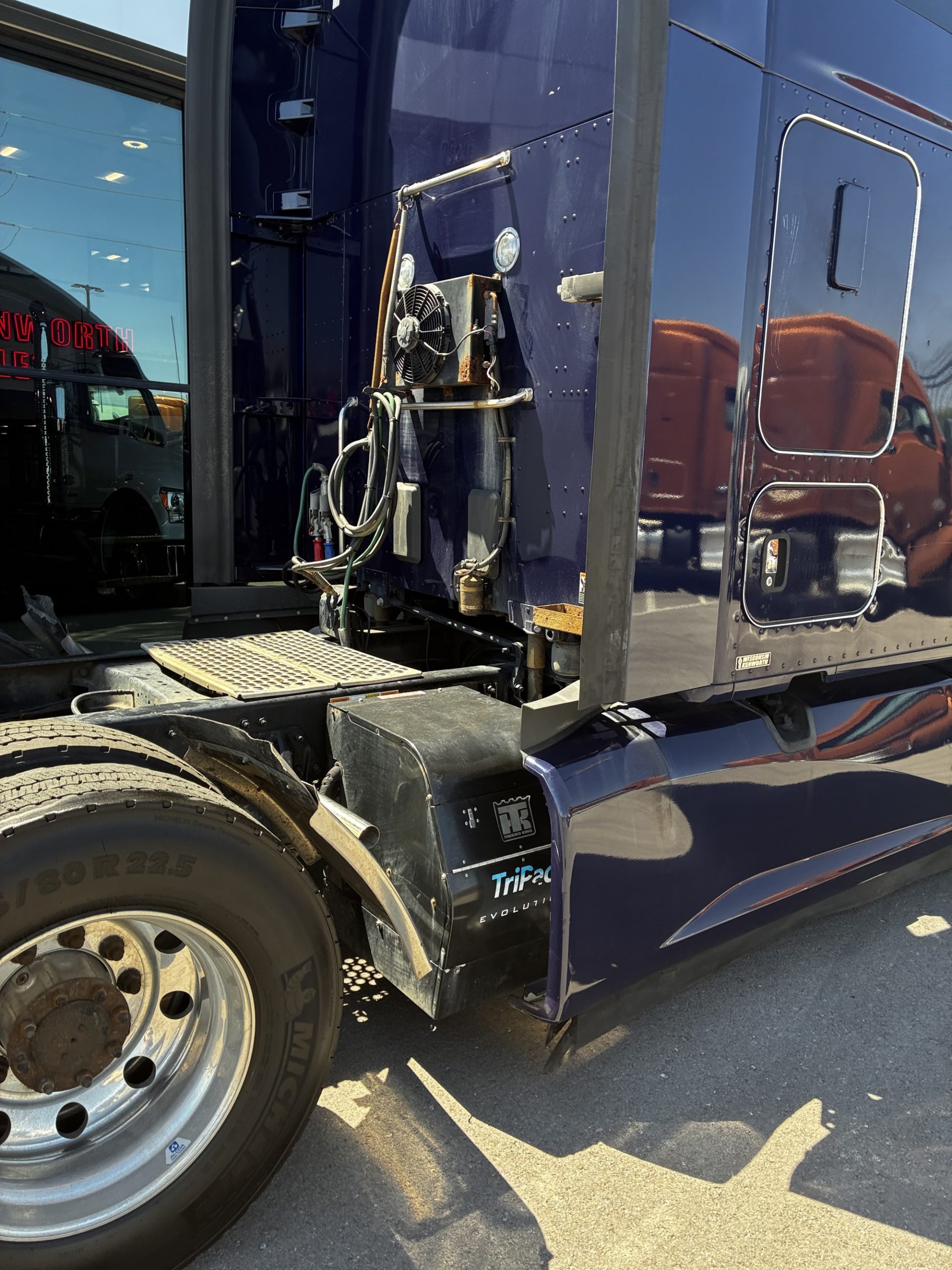 2022 Kenworth T680 - image 4 of 6