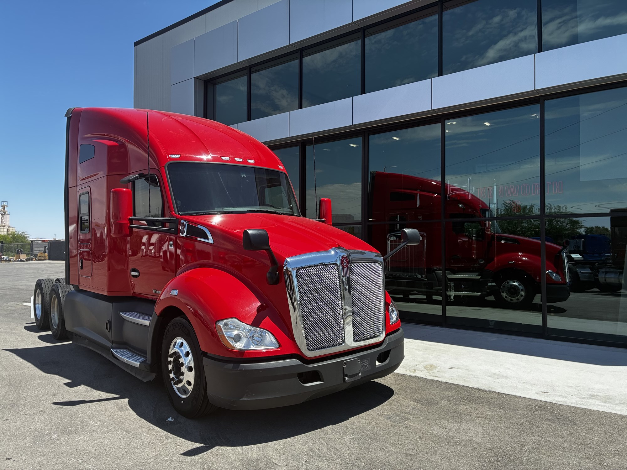 2022 Kenworth T680 - image 1 of 6