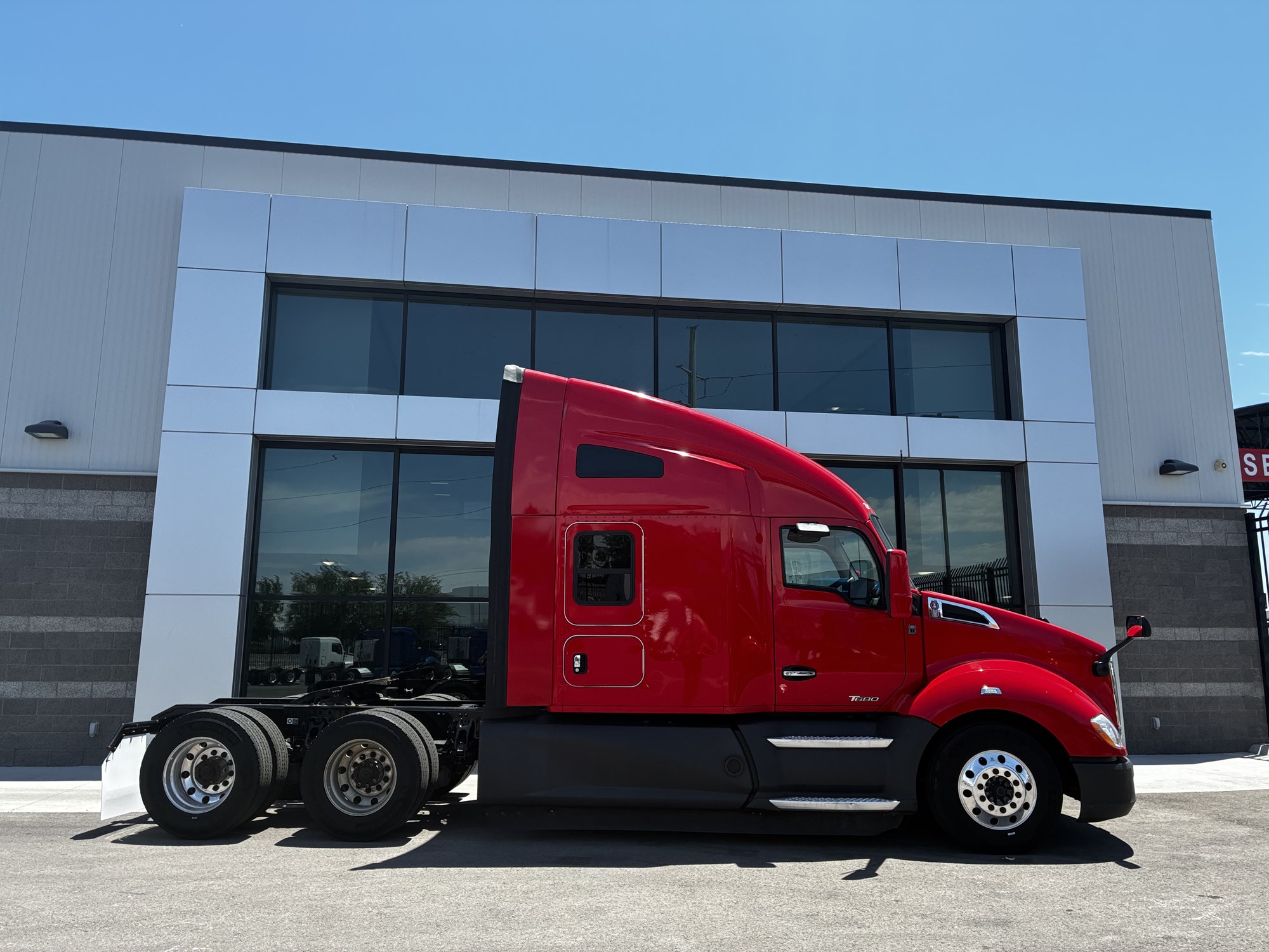 2022 Kenworth T680 - image 2 of 6