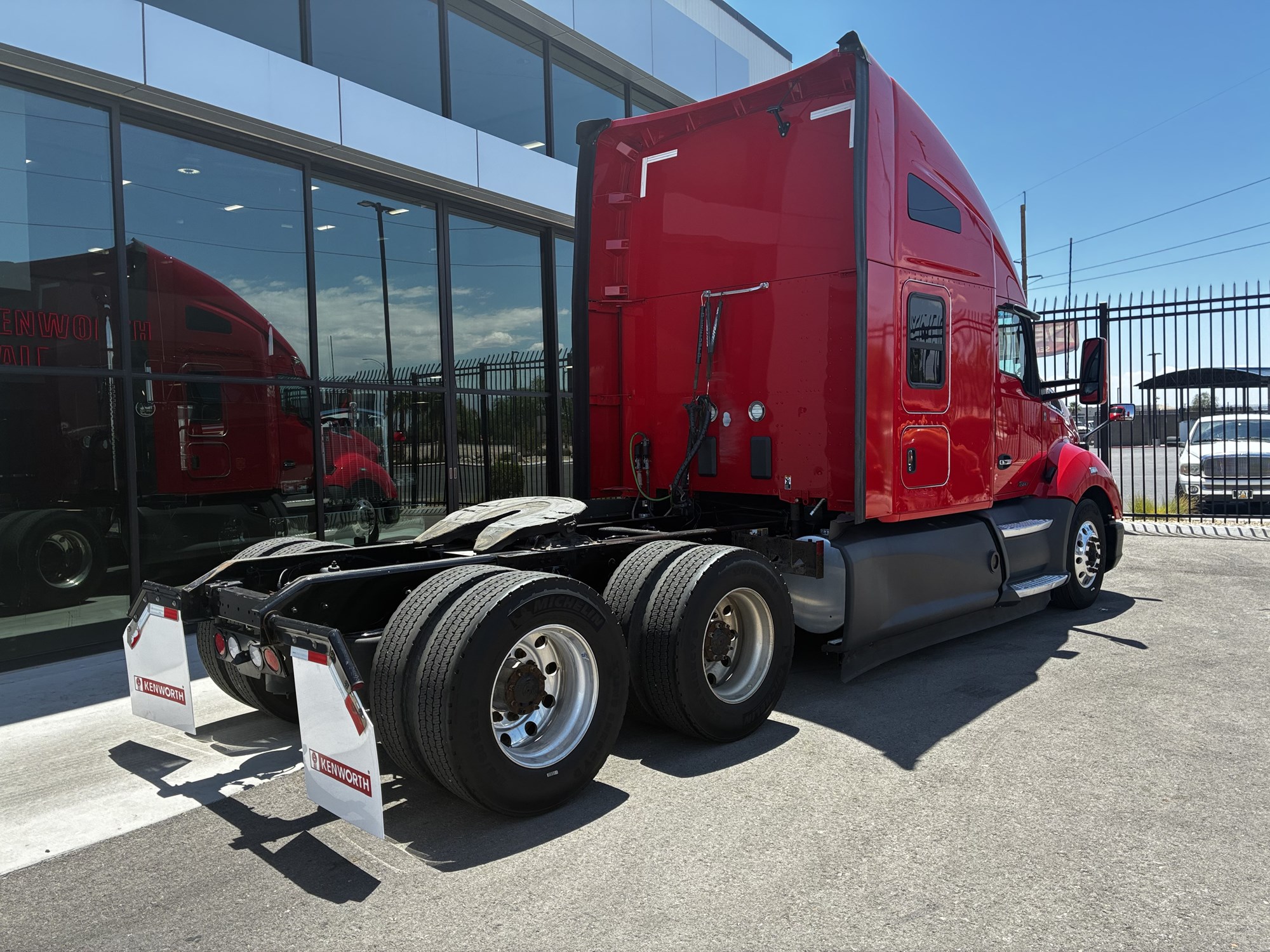 2022 Kenworth T680 - image 3 of 6