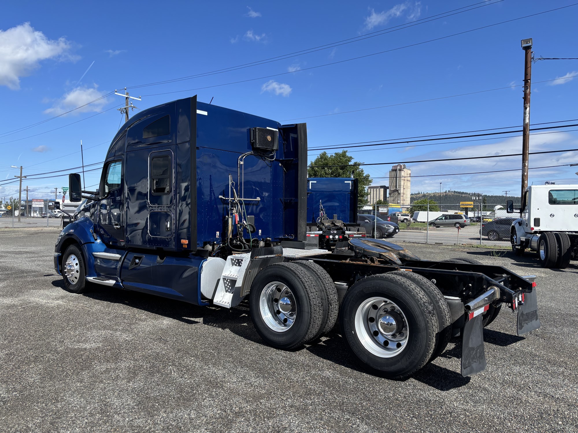 2022 Kenworth T680 - image 4 of 6