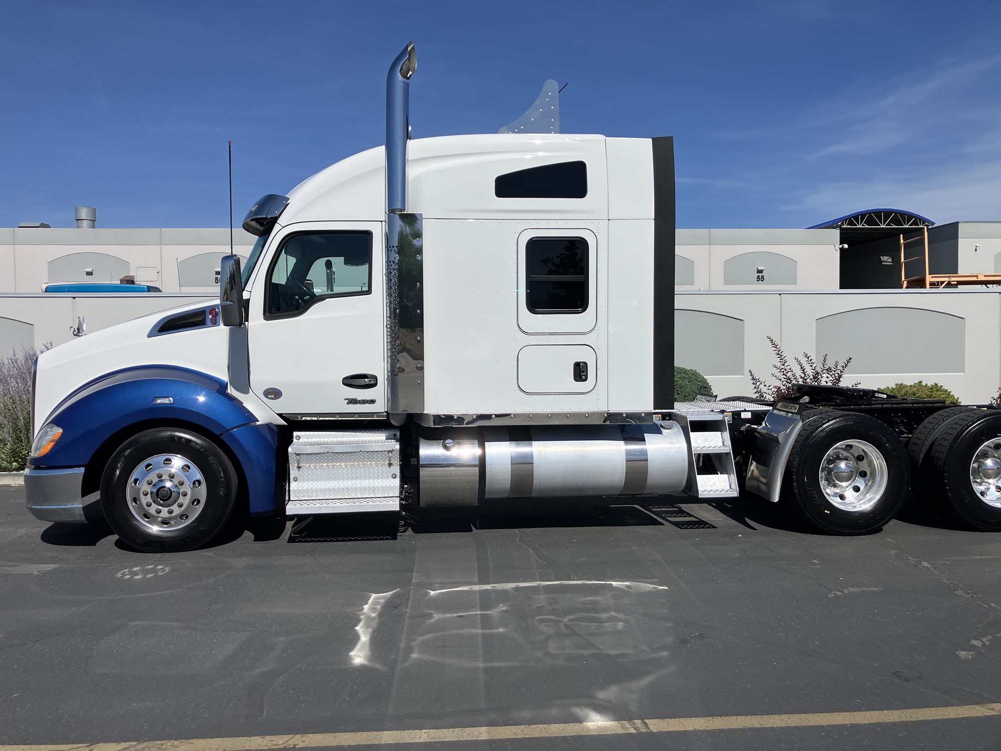 2022 Kenworth T680 - image 1 of 6