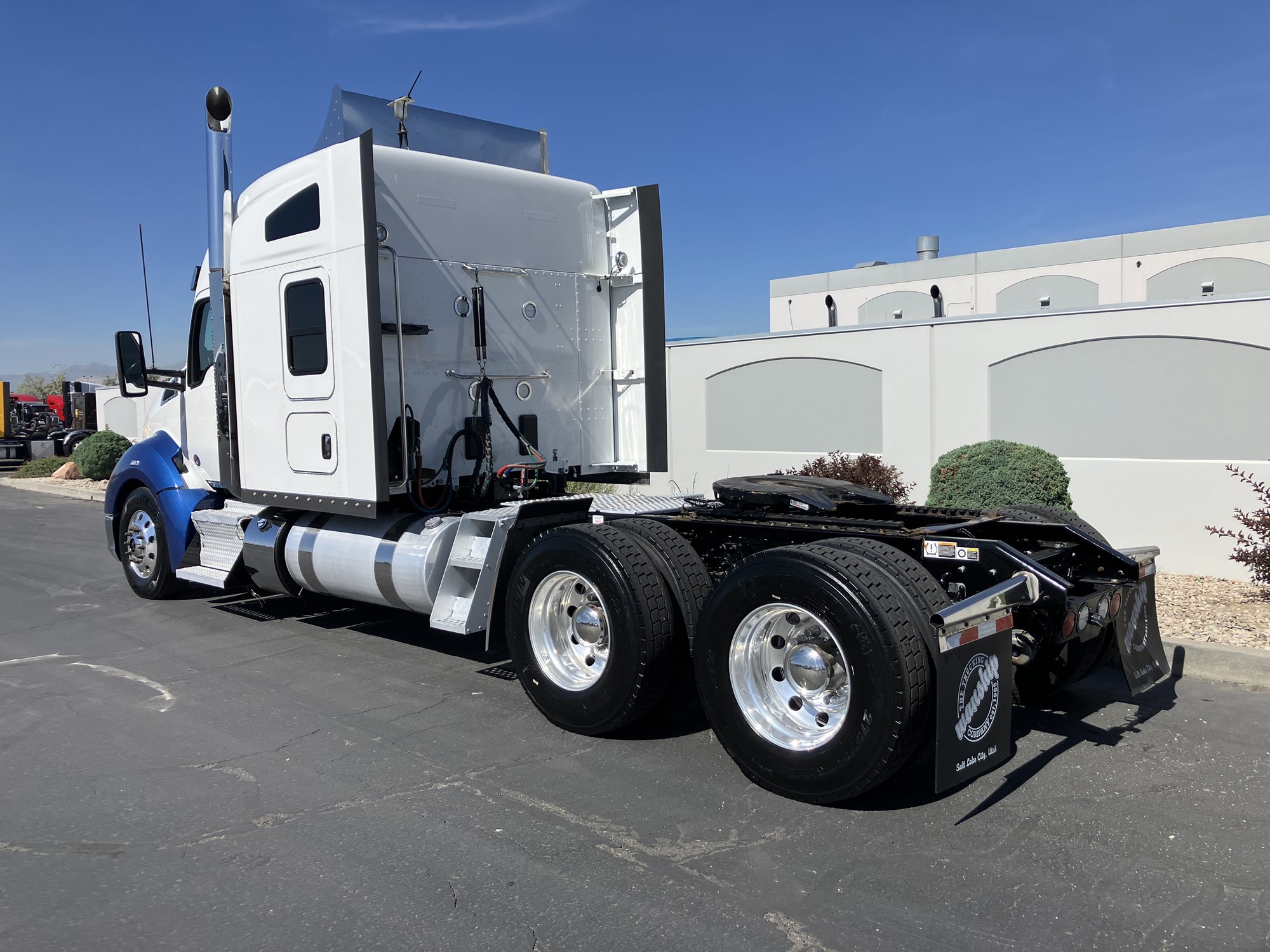 2022 Kenworth T680 - image 2 of 6