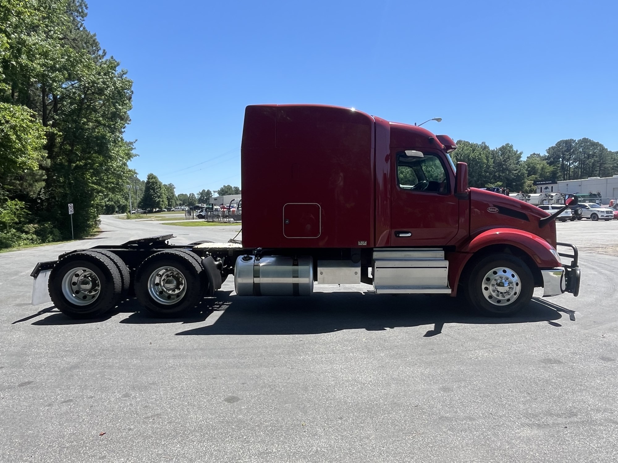 2023 Peterbilt 579 - image 4 of 6