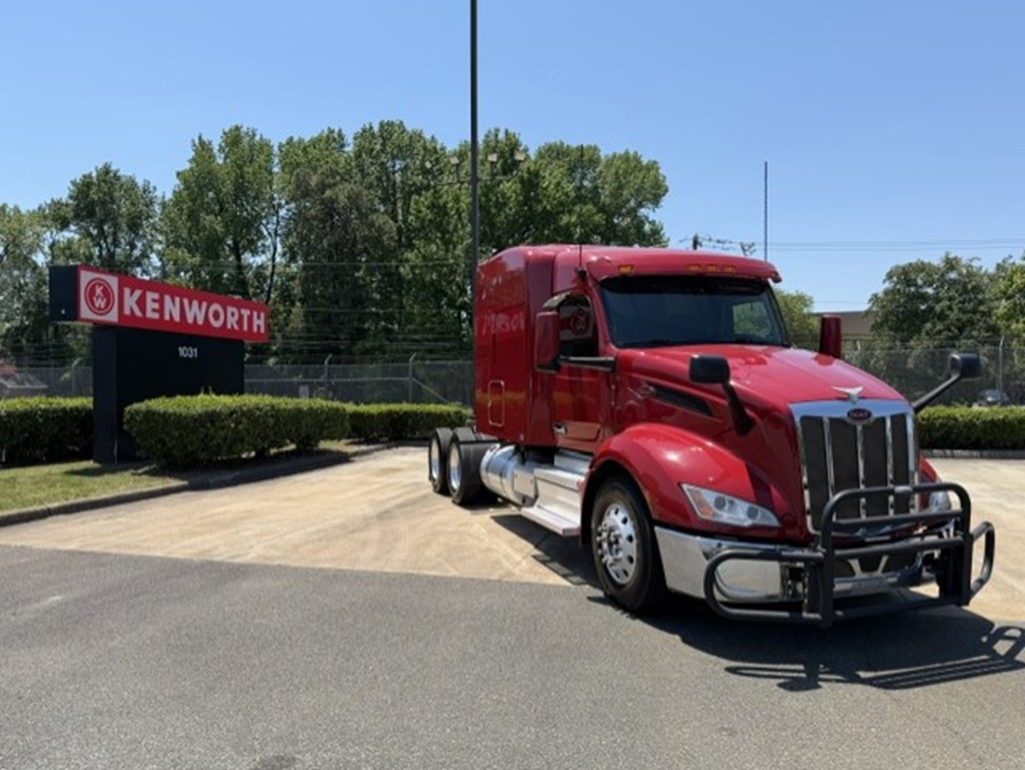 2023 Peterbilt 579 2023 Peterbilt 579 - image 2 of 6